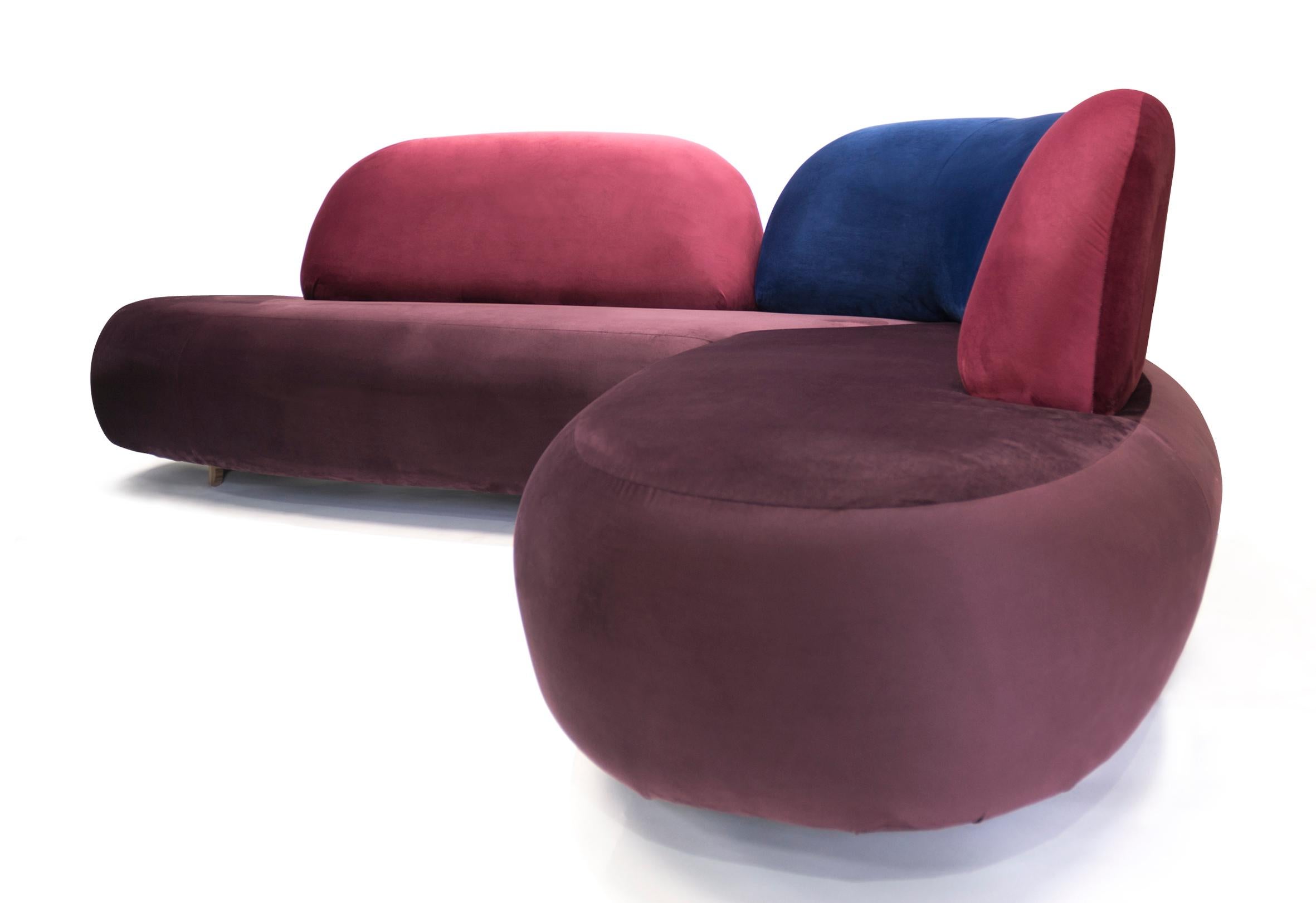 With vibrant colors and welcoming curves, the sophisticated boom sofa materializes as a dynamic sculpture. The velvet fabric gives a feeling of seduction and elegance. Its individual backrests form a unique composition, with the center backrest