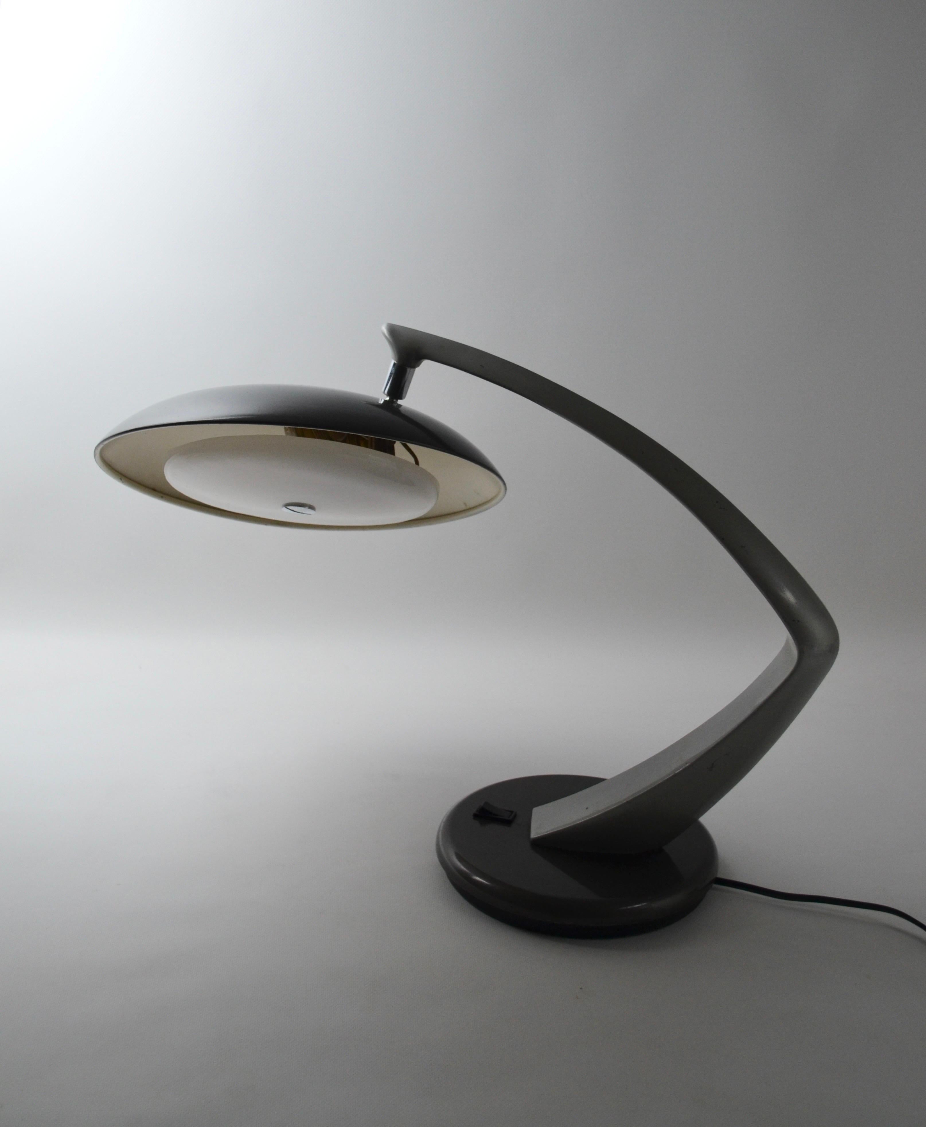 Boomerang model 64 lamp with an iconic design from the Spanish brand FASE.
Light gray and dark gray color.
Totally complete and original. Polymer diffuser present and in good condition.
The upper part is adjustable. The foot can rotate 360°.
The
