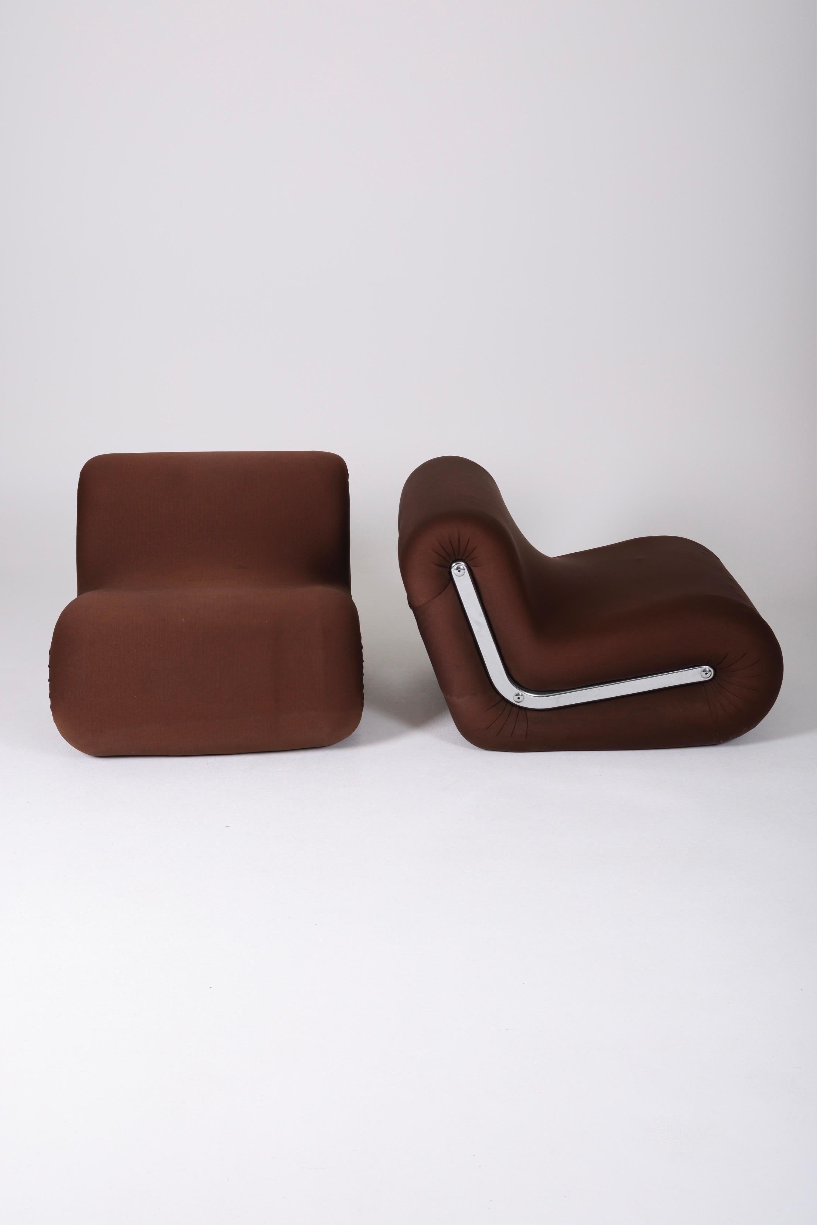 Boomerang armchair by Italian designer Rodolfo Bonetto, from the 1960s. Metal frame, brown fabric upholstery, and chrome metal detailing on each side. Some fabric tears.
LP723/724