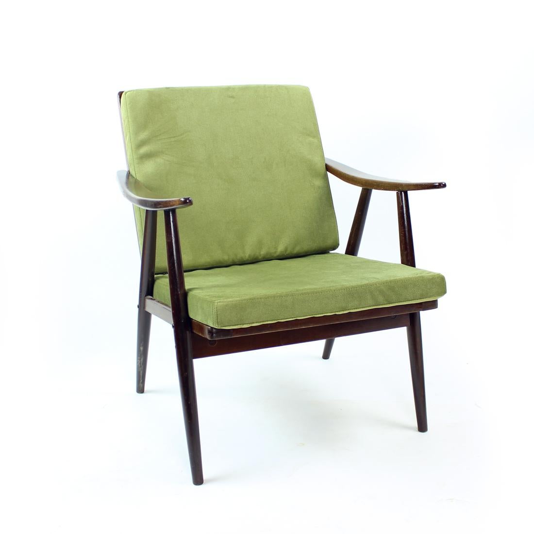 Beautiful Boomerang armchair, produced by TON in 1960s. Original Thonet design. This armchair has been fully restored into a dark stained oak. The design combines beautiful, elegant lines and details with a strong construction. The armchair has two