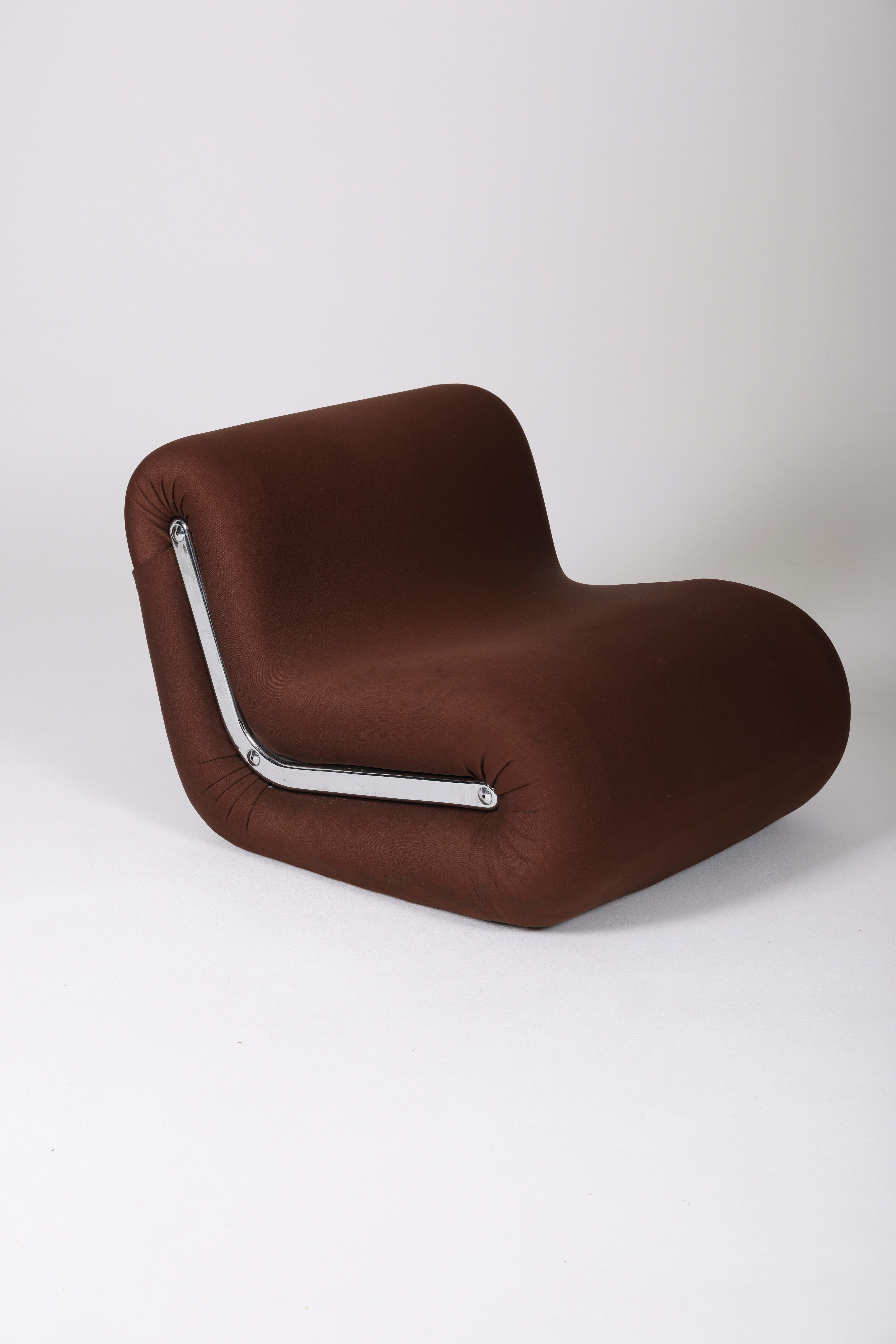 Boomerang armchair by Italian designer Rodolfo Bonetto, from the 1960s. Metal frame, brown fabric upholstery, and chrome metal detailing on each side. Some fabric tears. 2 armchairs availables.
LP723/LP724