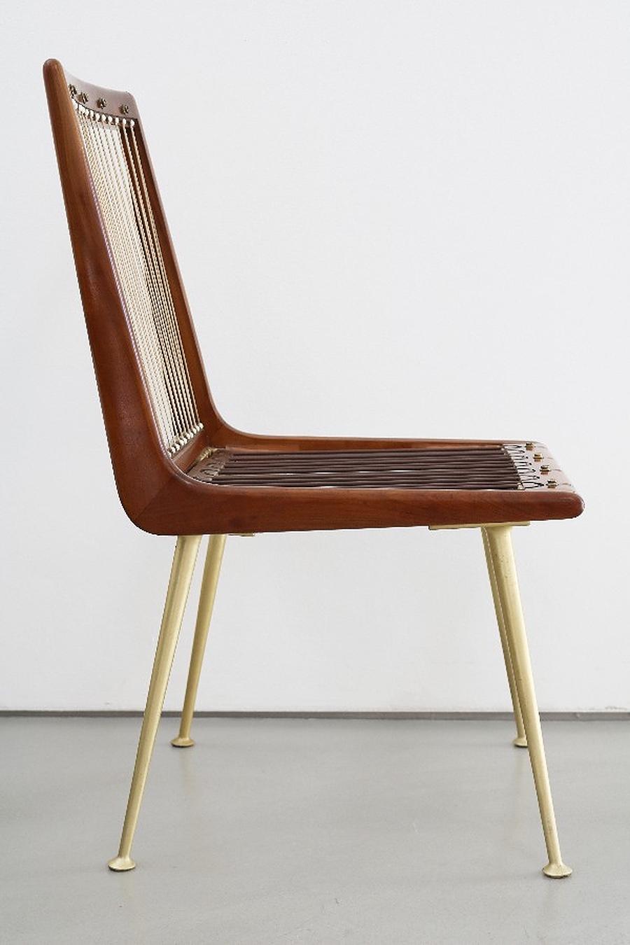 Seltener Boomerang-Stuhl in gutem Zustand mit geringen Gebrauchsspuren. Der Stuhl wird mit den originalen Sitz- und Rückenpolstern geliefert:: die leichte Gebrauchsspuren aufweisen.