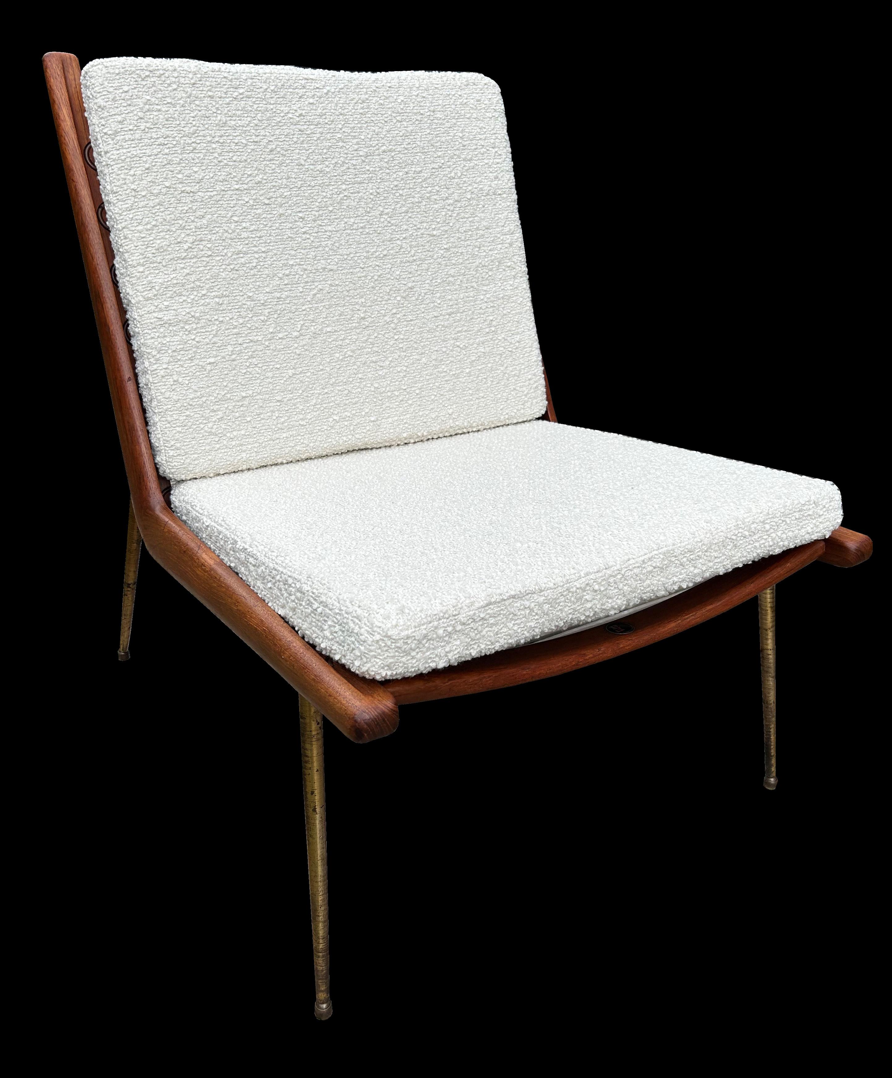 Es handelt sich um ein sehr gutes, originales Exemplar dieses klassischen Stuhls, frisch gepolstert mit weißem Bouclé.