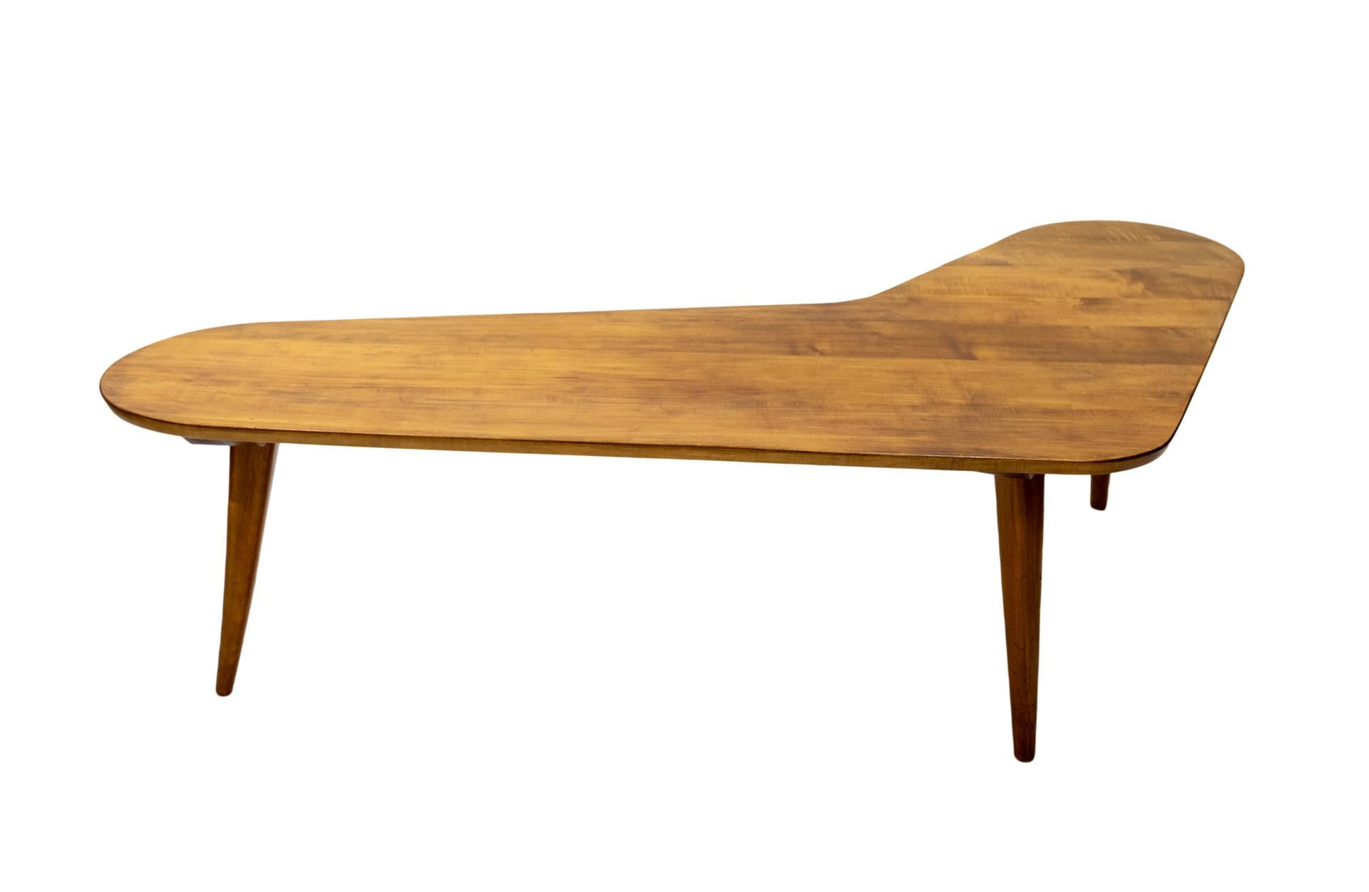 Beautiful organic boomerang shaped Dutch coffee table. Manufactured by Meubelfabriek Bovenkamp Holland 1950s tapered legs.
Nice and elegant coffee table. Elmwood.