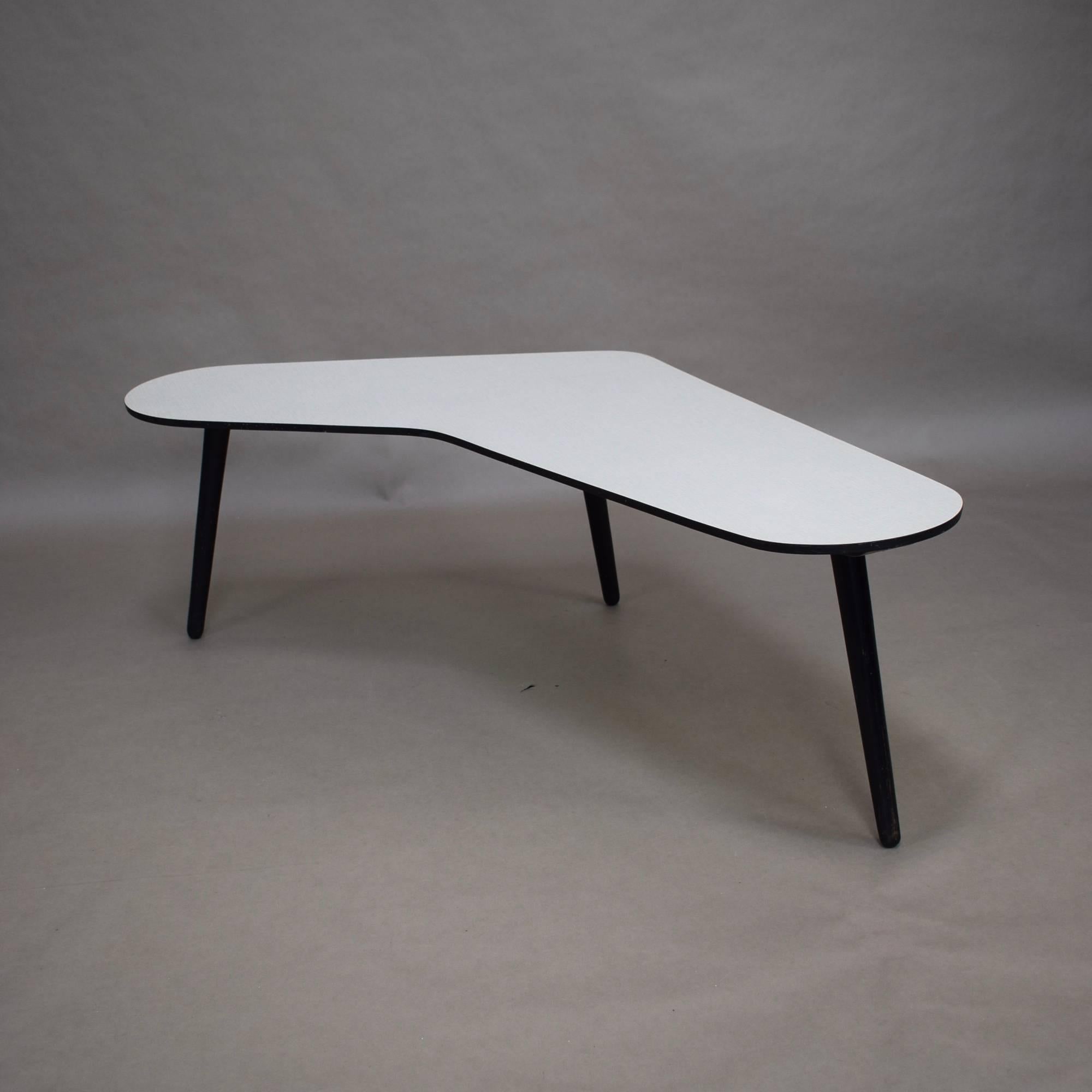 Manufacturer: Bovenkamp

Designer: unknown

Country: Netherlands

Model: Coffee table

Material: Black lacquered wood / Formica

Design period: 1950s.

Date of manufacturing: 1950s.

Size width: 145 x 84 x 42 cm.

Condition: Good /