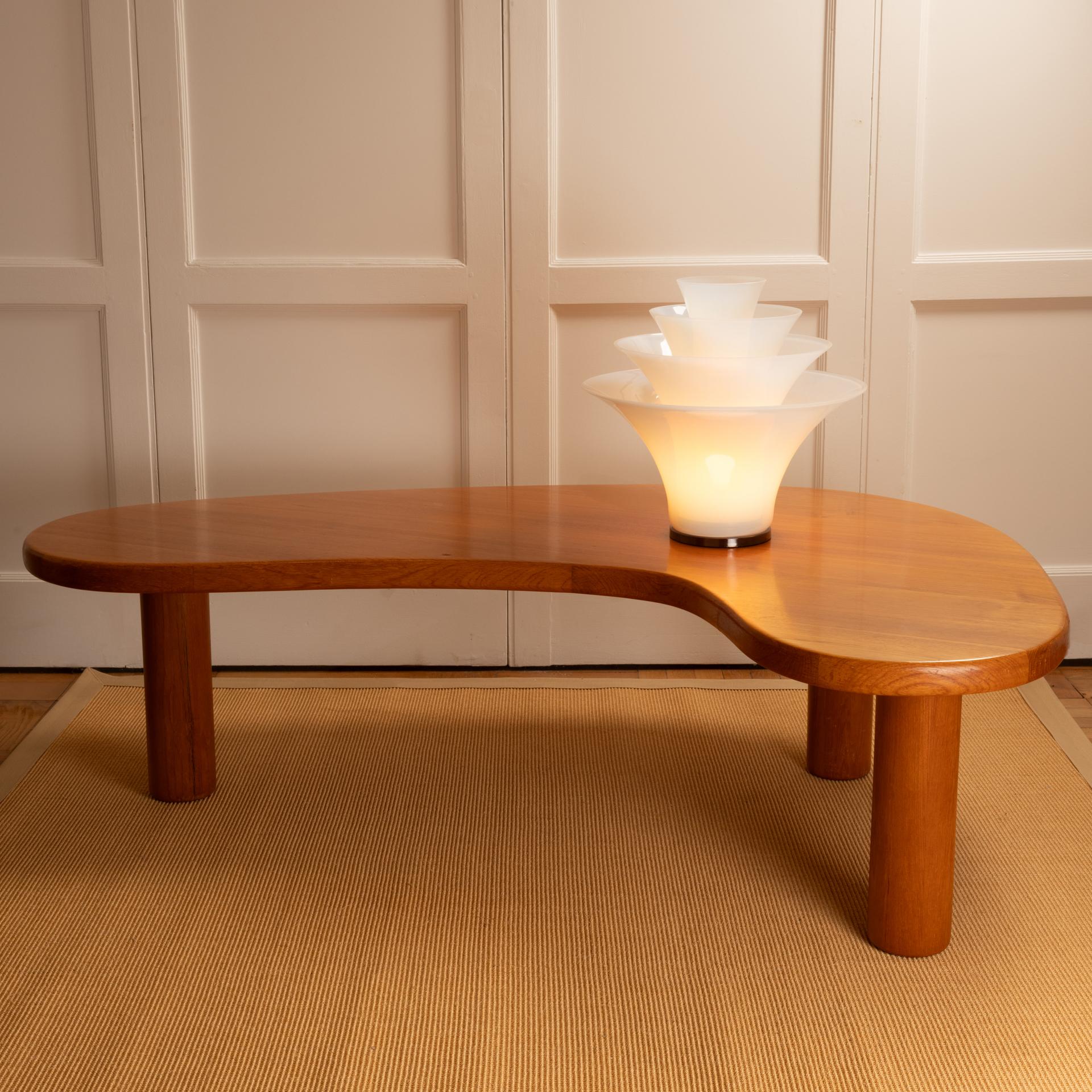 Grande table basse en forme de boomerang datant des années 1980. Belle patine du bois et design très recherché. Les formes arrondies et organiques permettent un aménagement convivial autour de cette pièce maîtresse dans un salon.

