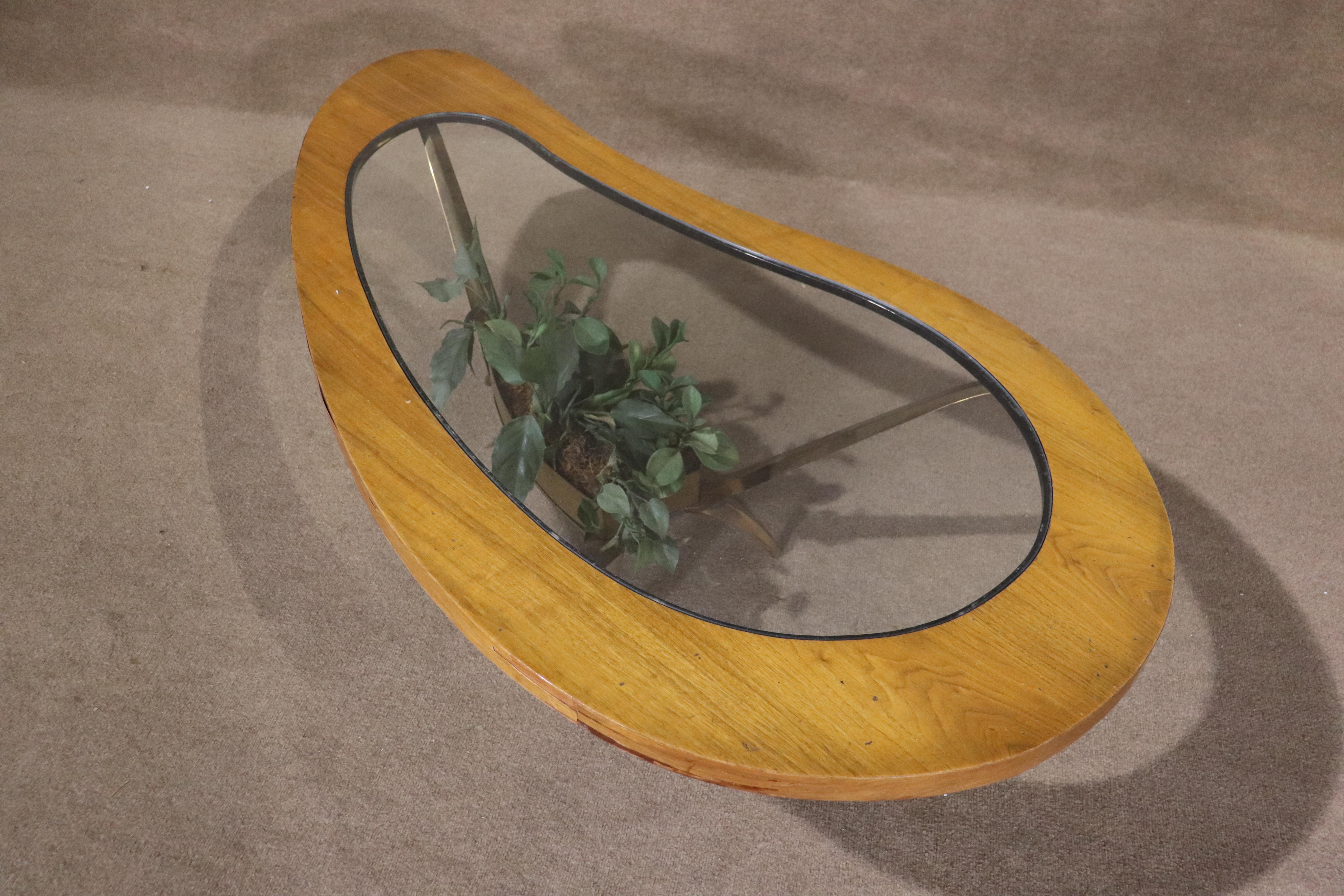 Mid-century modern coffee table with boomerang shape top. Inset glass top with walnut frame, set on a brass base.
Please confirm location NY or NJ
