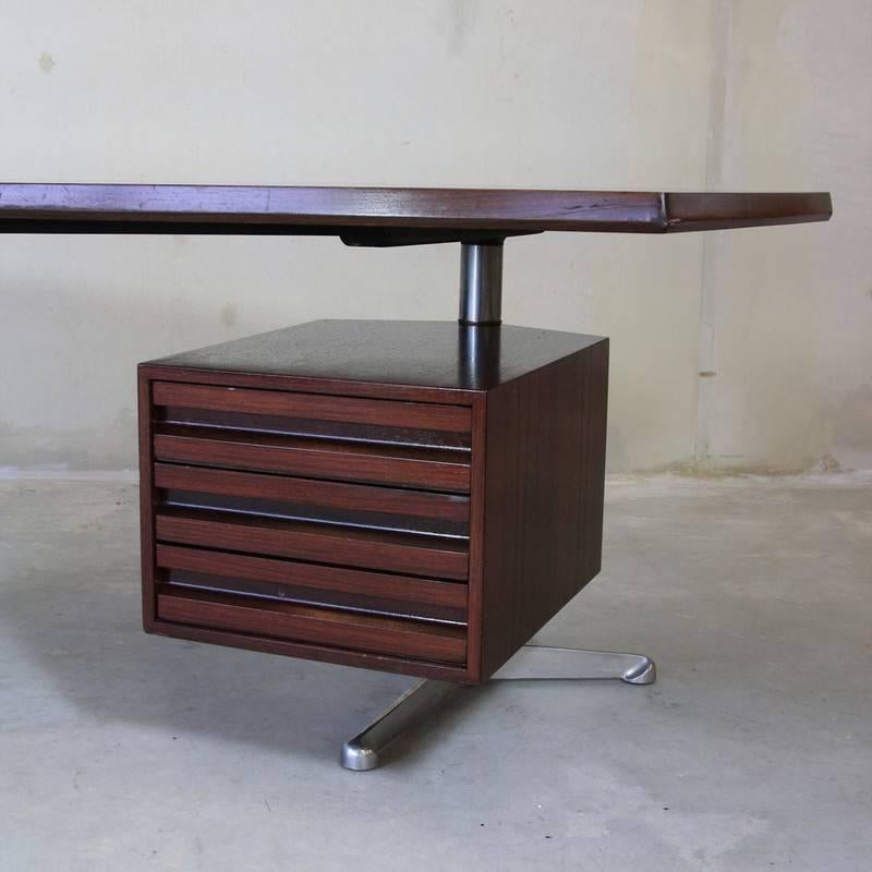 Boomerang Desk by Osvaldo Borsani, Tecno 'T96' In Good Condition For Sale In Berlin, DE