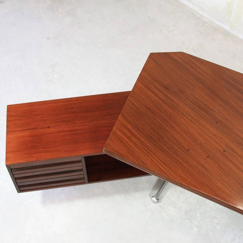 Mid-20th Century Boomerang Desk by Osvaldo Borsani, Tecno 'T96' For Sale