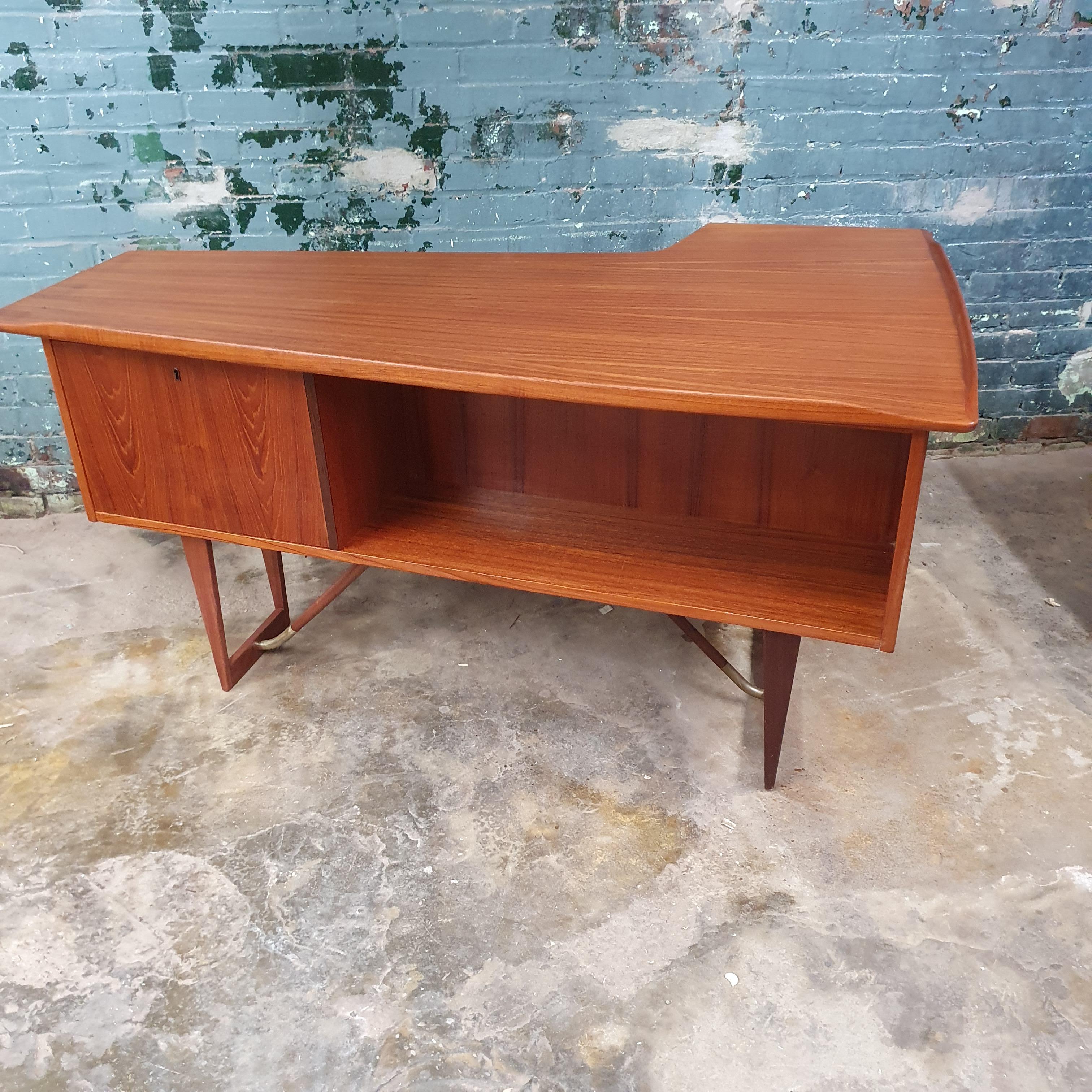 Boomerang Desk by Peter Lovig Nielsen for Dansk In Good Condition In Philadelphia, PA