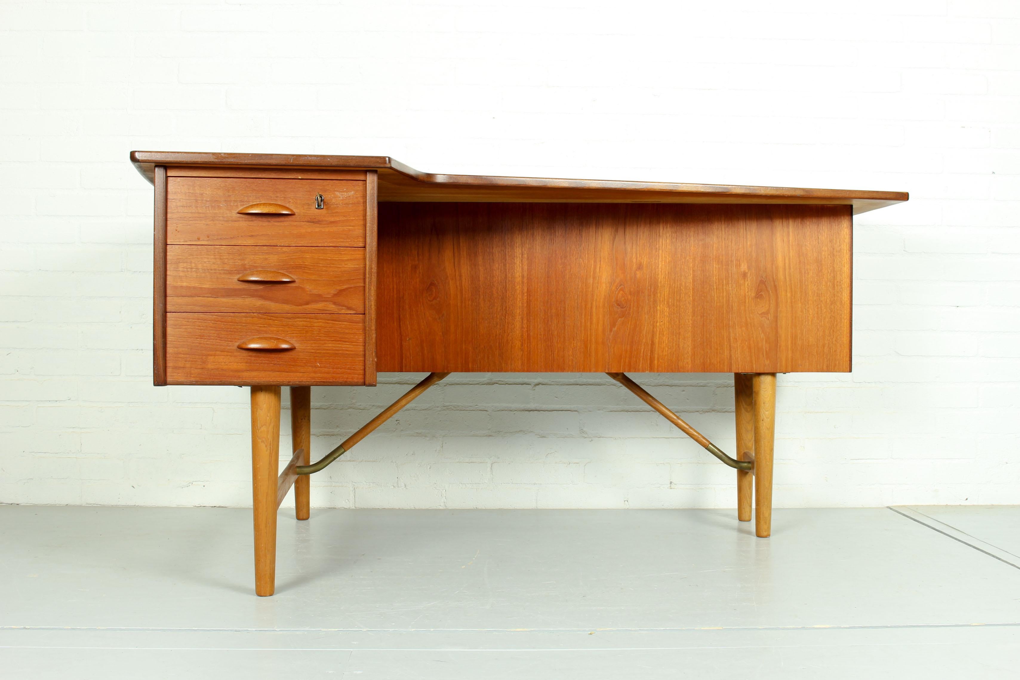 peter lovig desk