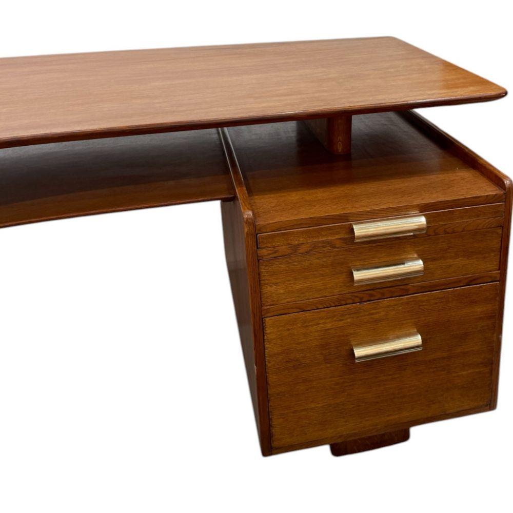  Teak und Eiche, eine Platte, ein Regal, ein doppelseitiger Sockel mit Schubladen, ein konisches Bein mit zwei Steckdosen.
Nordisches Design 
72 x 180 x 100 cm