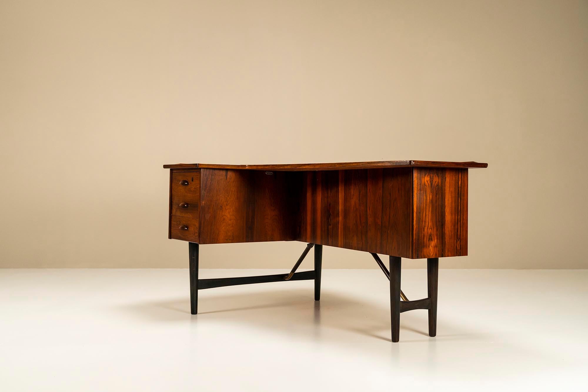 The Peter Løvig Nielsen boomerang desk in rosewood is an exemplary piece of mid-century Danish design. With its stunning patina and wood drawing, the desk is a testament to the quality and craftsmanship of the era. It is made from rosewood, a