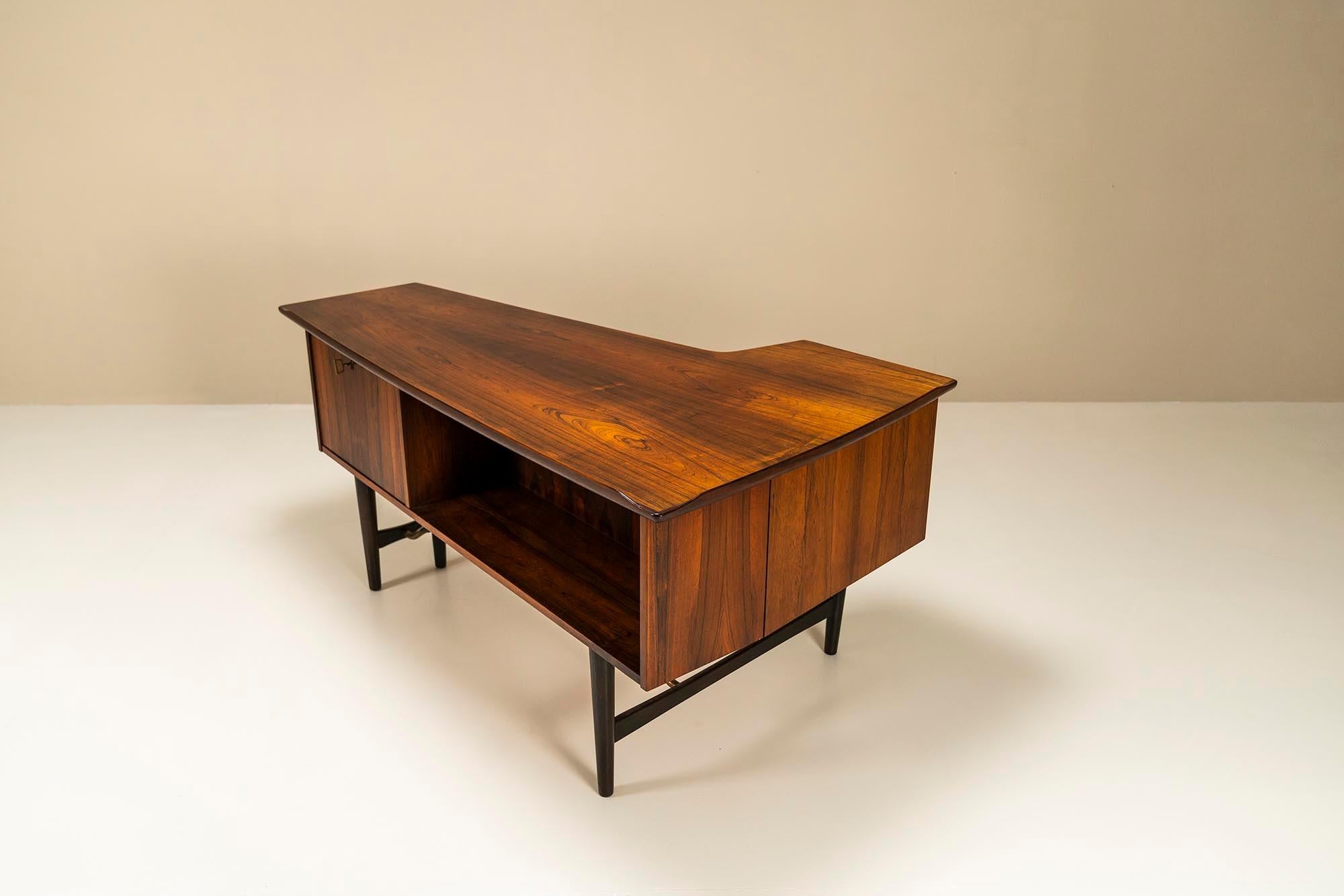 Boomerang Desk in Rosewood by Peter Løvig Nielsen, Denmark, 1960s In Good Condition In Hellouw, NL