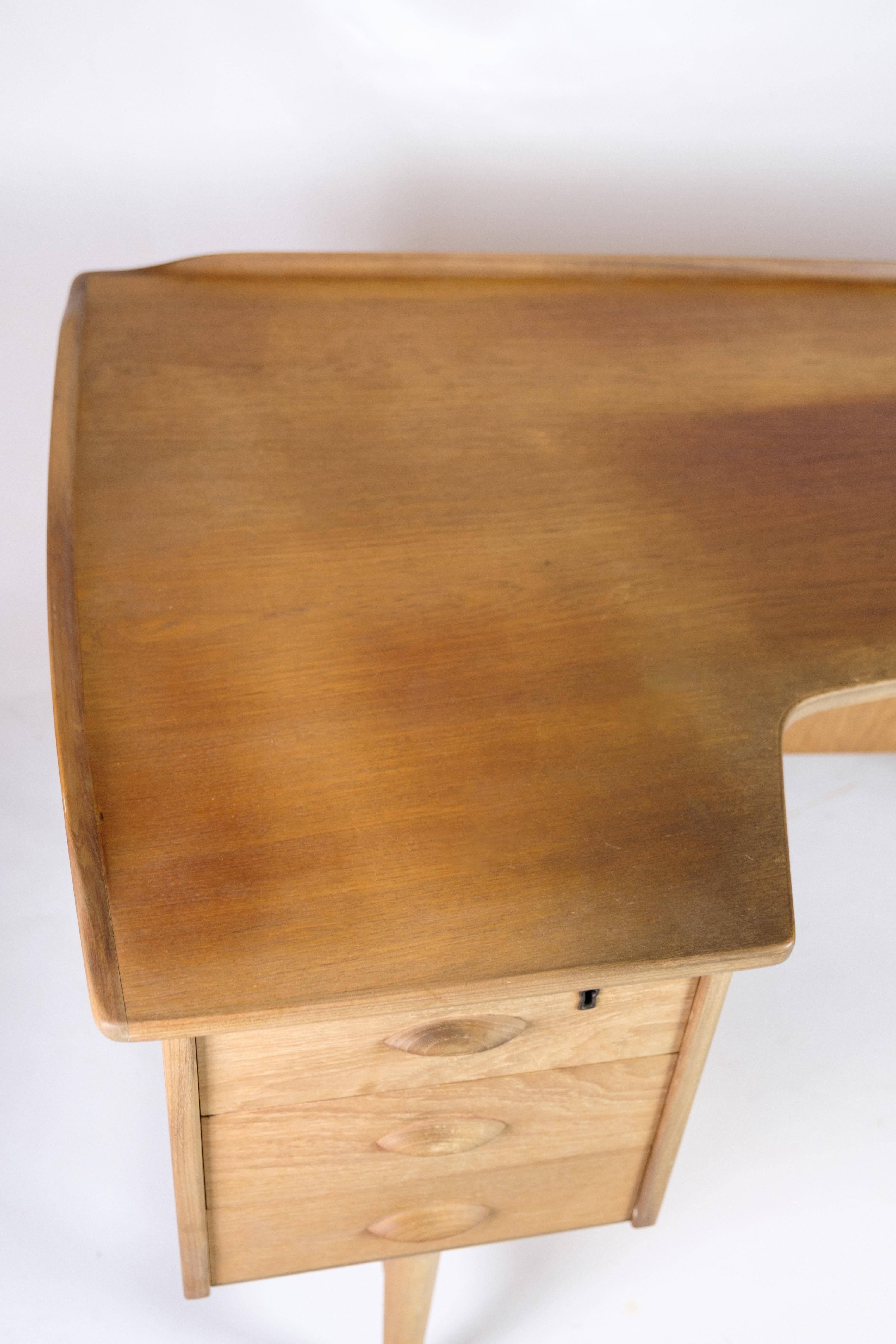 Mid-Century moderno Scrivania Boomerang in teak e ottone di Peter L. Nielsen per Hedensted Furniture in vendita