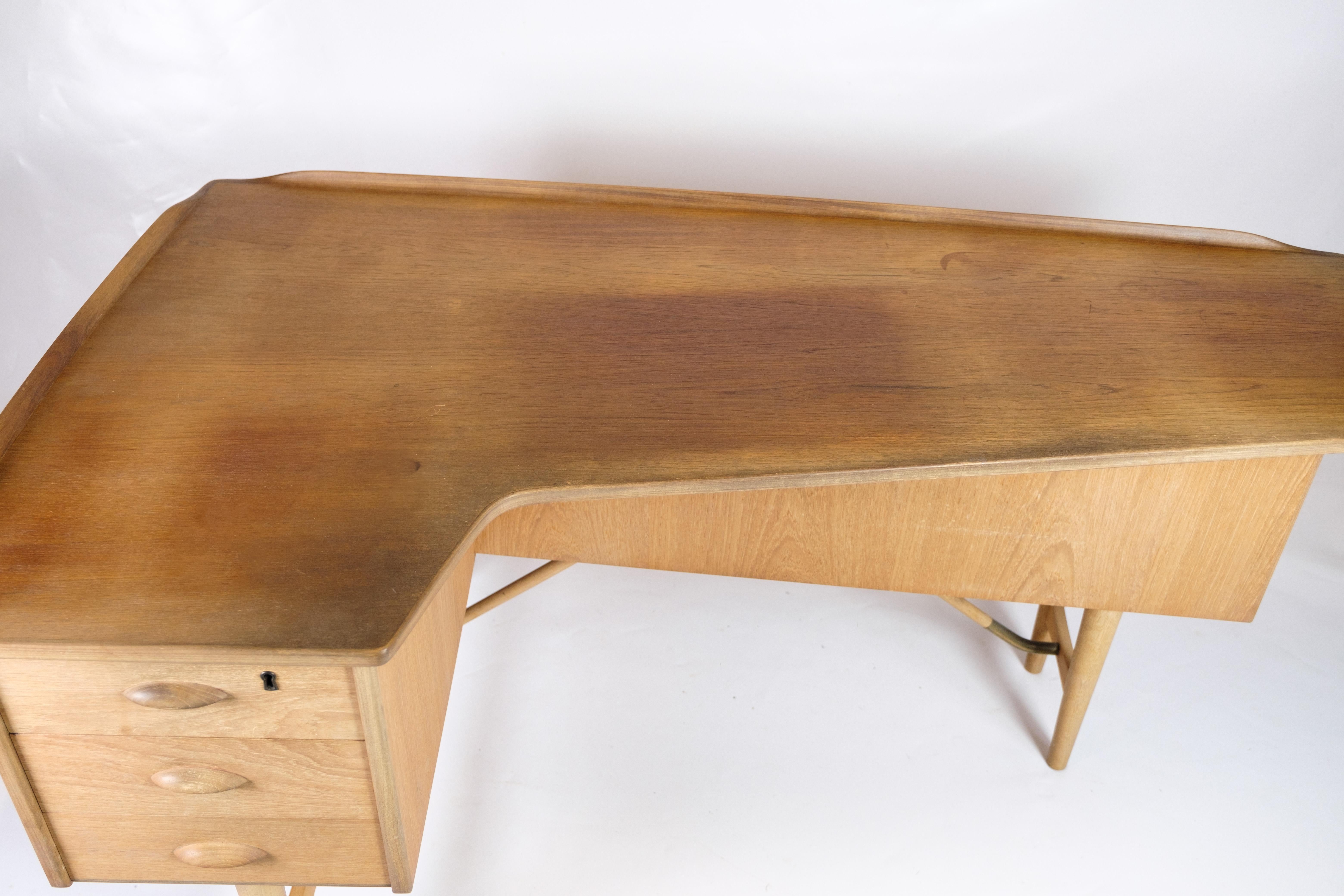 Danese Scrivania Boomerang in teak e ottone di Peter L. Nielsen per Hedensted Furniture in vendita