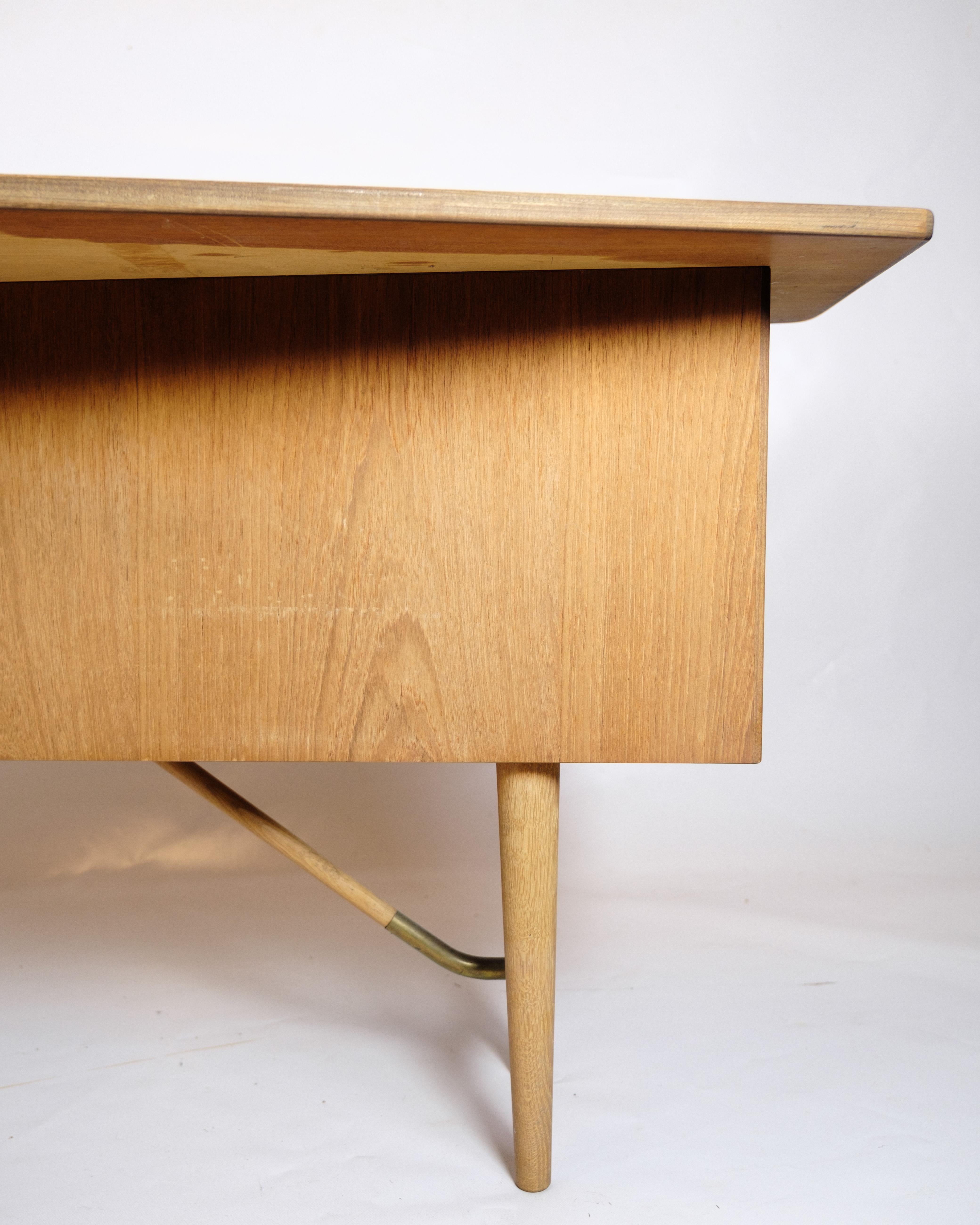 Scrivania Boomerang in teak e ottone di Peter L. Nielsen per Hedensted Furniture In condizioni buone in vendita a Lejre, DK