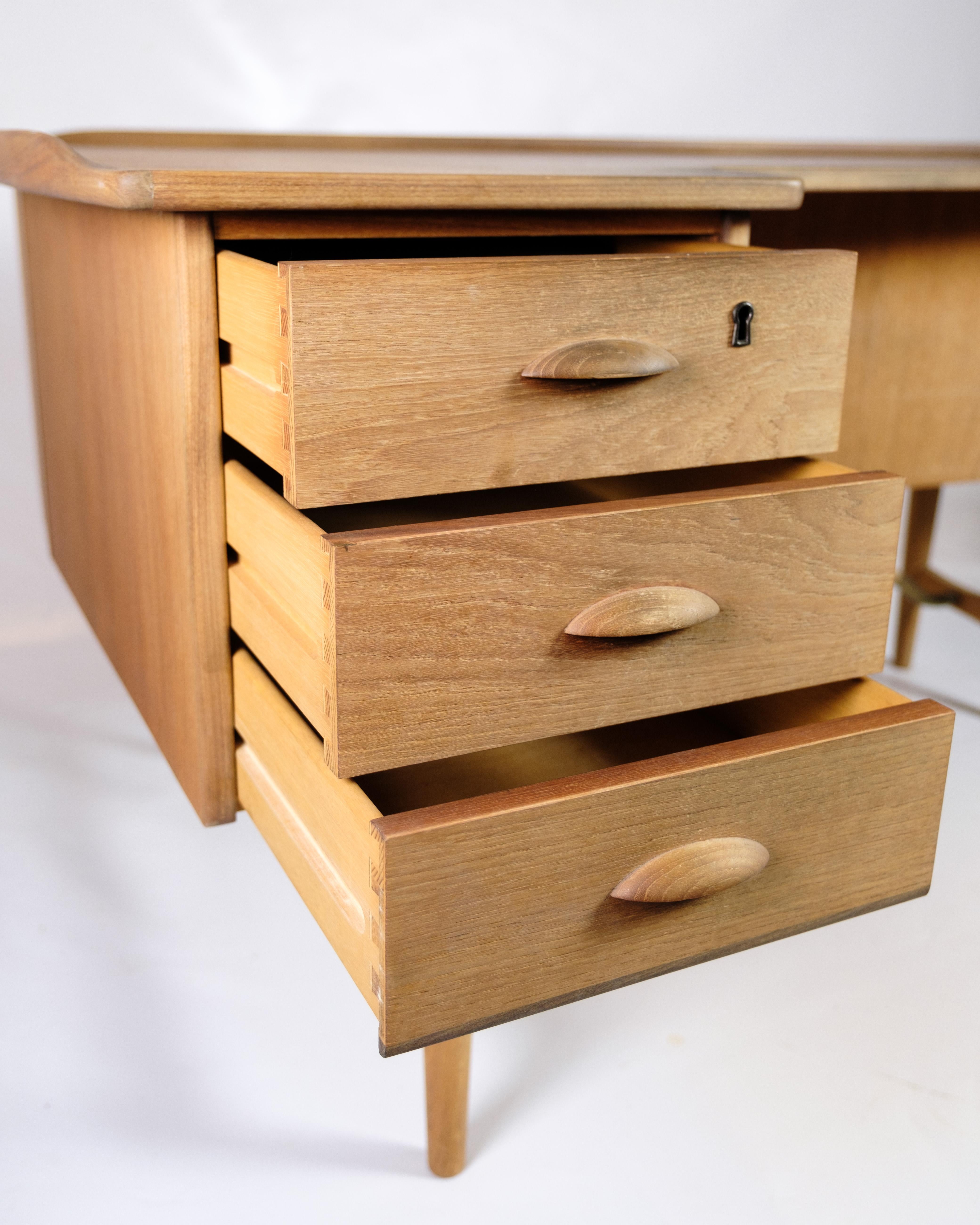 Teak Scrivania Boomerang in teak e ottone di Peter L. Nielsen per Hedensted Furniture in vendita