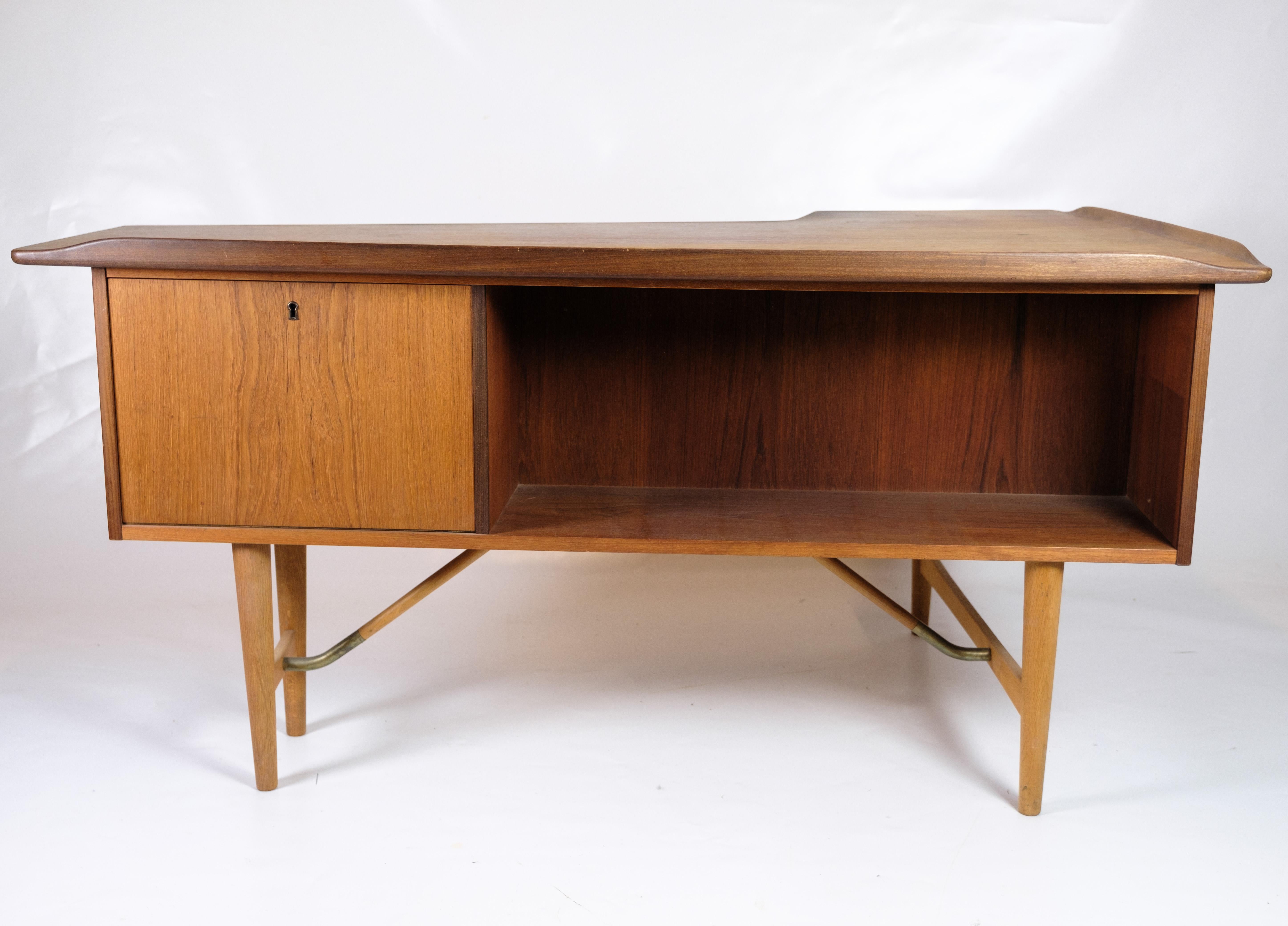 Scrivania Boomerang in teak e ottone di Peter L. Nielsen per Hedensted Furniture in vendita 1