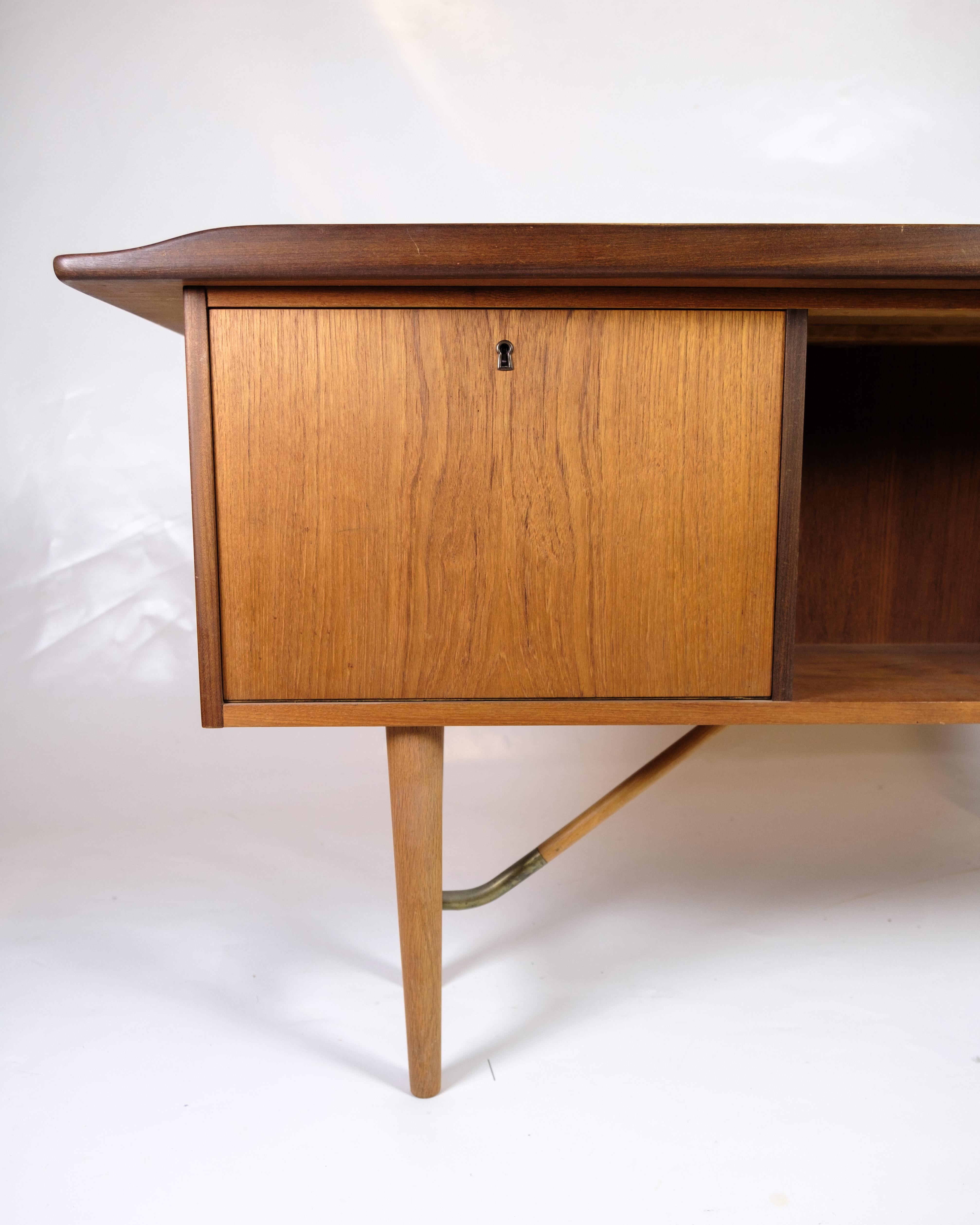 Scrivania Boomerang in teak e ottone di Peter L. Nielsen per Hedensted Furniture in vendita 2