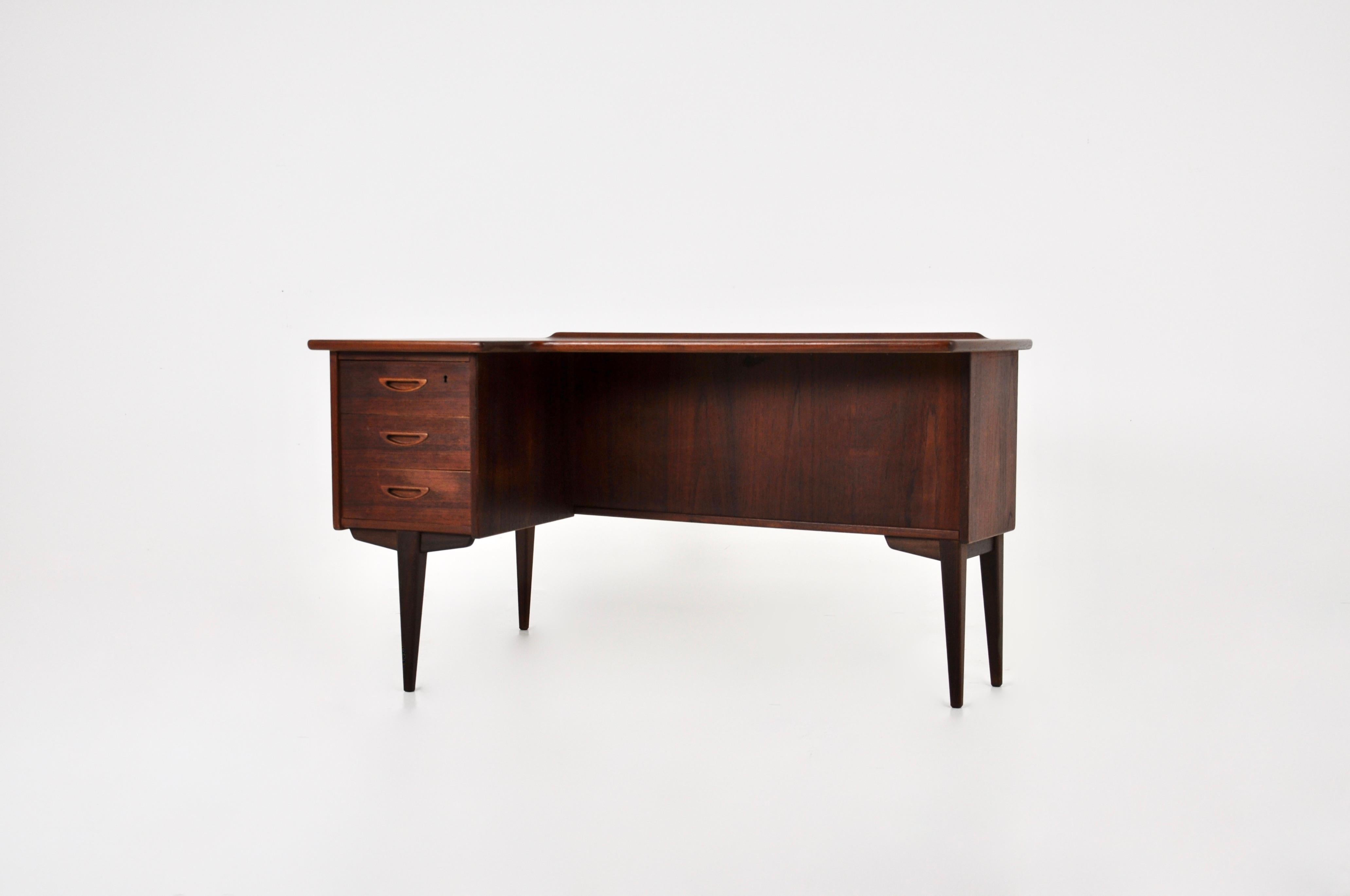 Wooden desk with 3 drawers with locks at the front of the desk and a hinged door with locks at the back of the desk containing a shelf. One key. Wear due to time and age of the desk.
FOR SHIPPING, REQUEST US FOR RECEIVE THE BEST PRICE
