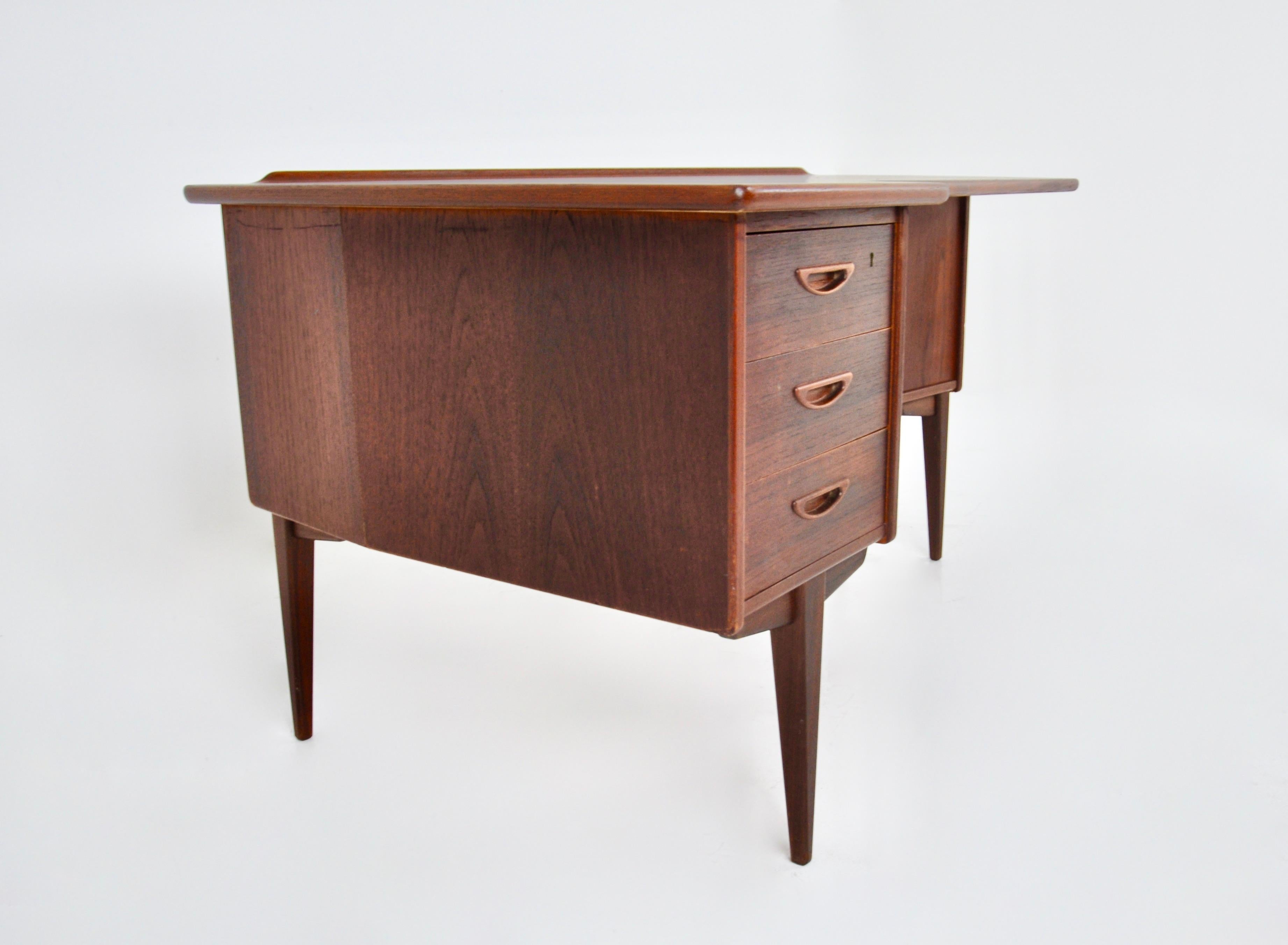 Mid-20th Century Boomerang desk Model A10 by Göran Strand for Lelangs Möbelfabrik, 1960s For Sale