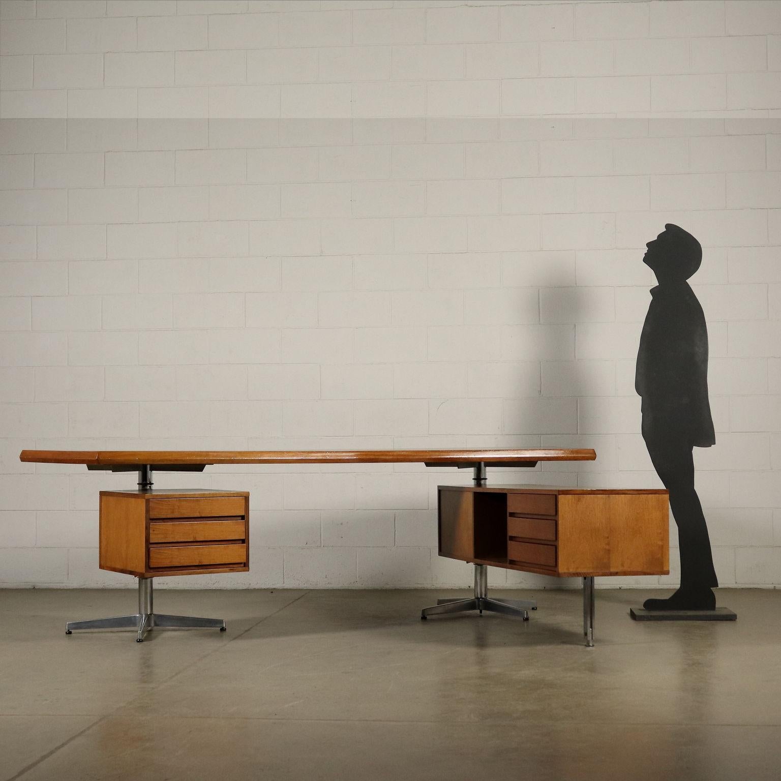 Large boomerang desk with chests of drawers. Walnut veneer, metal and aluminium structure. Manufactured in Italy, 1960s-1970s.