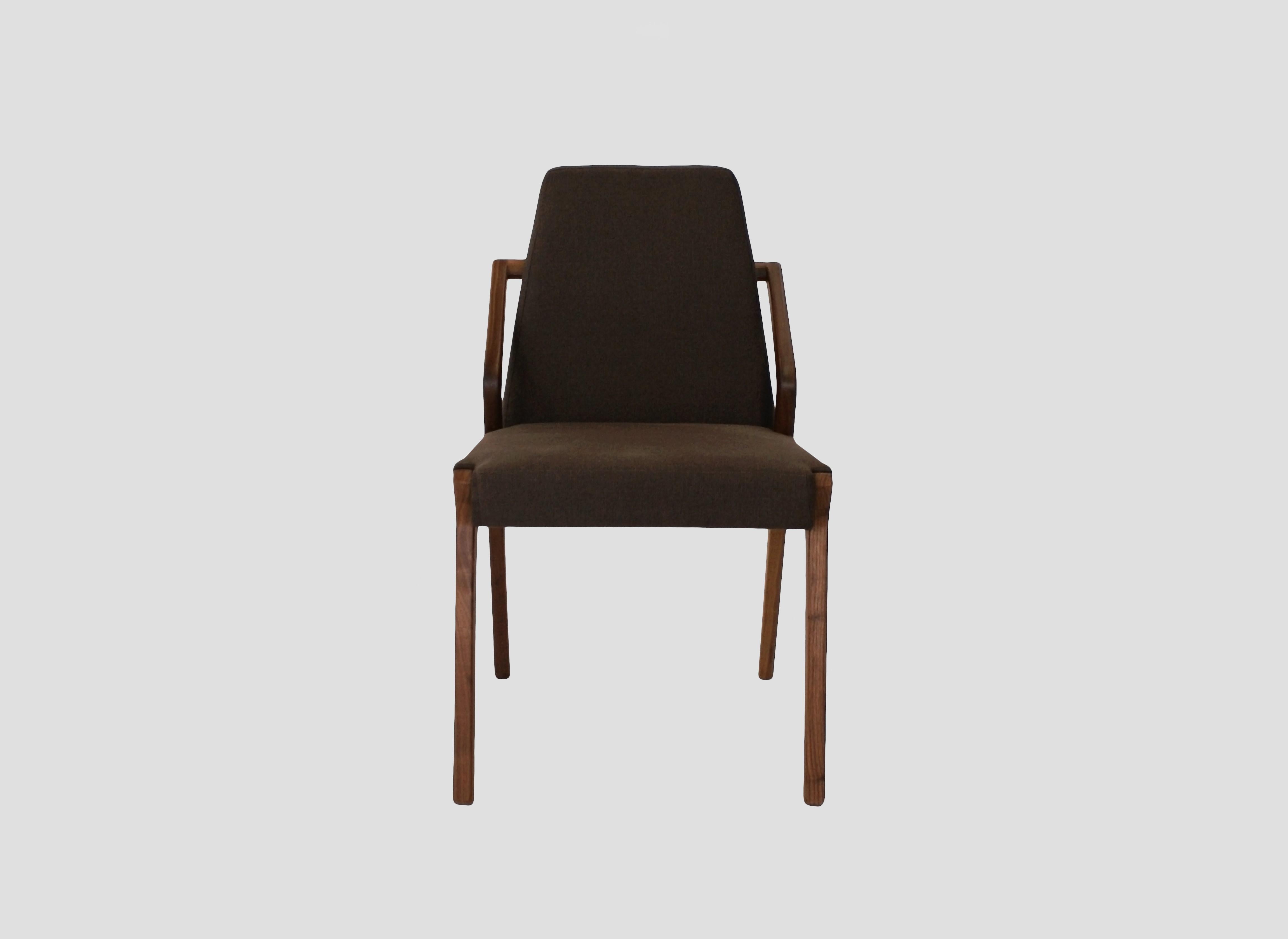 Boomerang dining chair by Arturo Verástegui
Dimensions: D 50 x W 60 x H 90 cm
Materials: walnut wood, fabric.

Dining chair made of solid holm walnut with fabric or leather.

Arturo Verástegui has been the director and founder of BREUER since