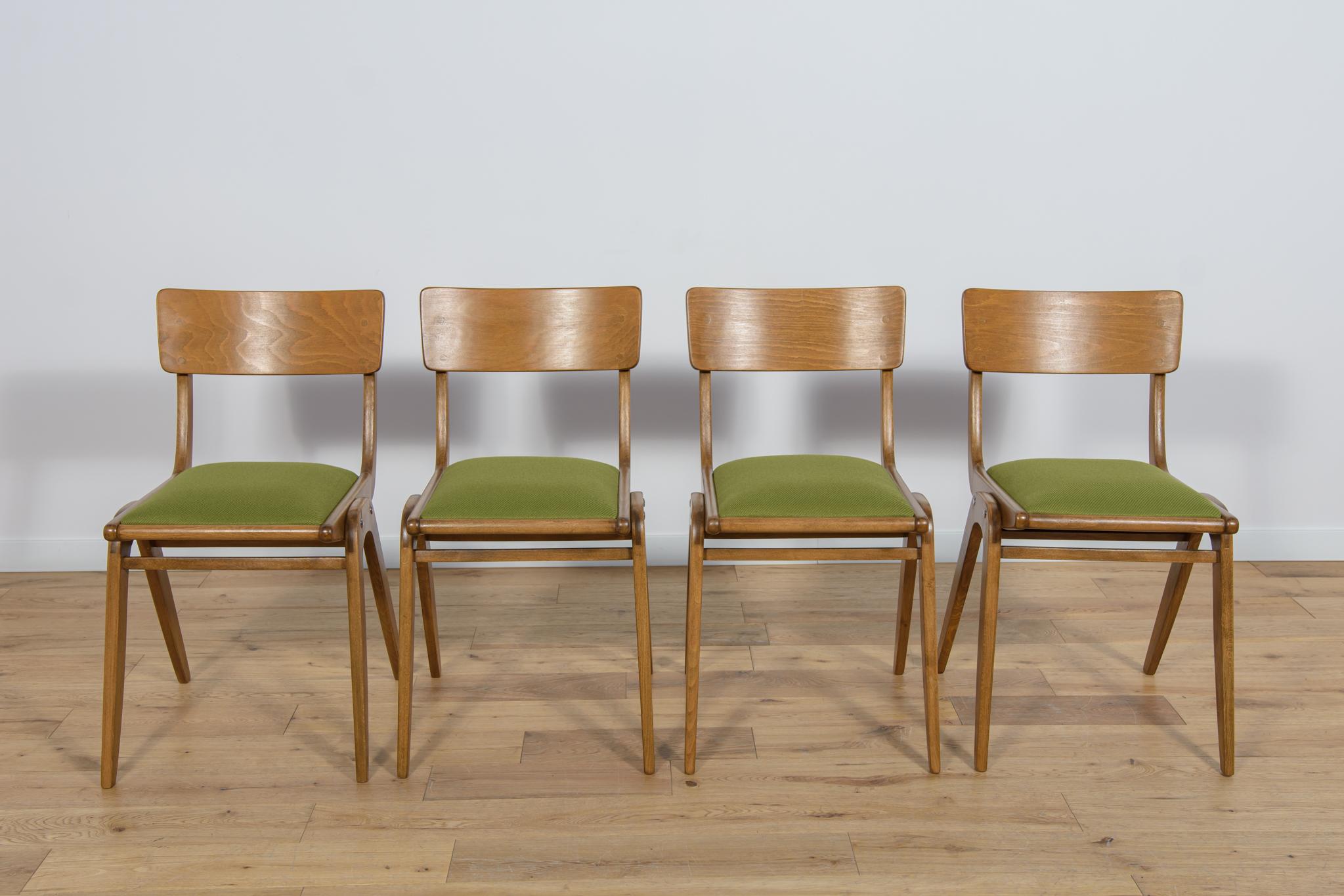 Satz von 4 polnischen Esszimmerstühlen Modell Boomerang 229XB aus der Gościcińskie Möbelfabrik in den 1960er Jahren. Das Gestell der Stühle ist aus Buchenholz gefertigt. Die Holzelemente wurden von der alten Oberfläche gereinigt, mit eichenfarbener