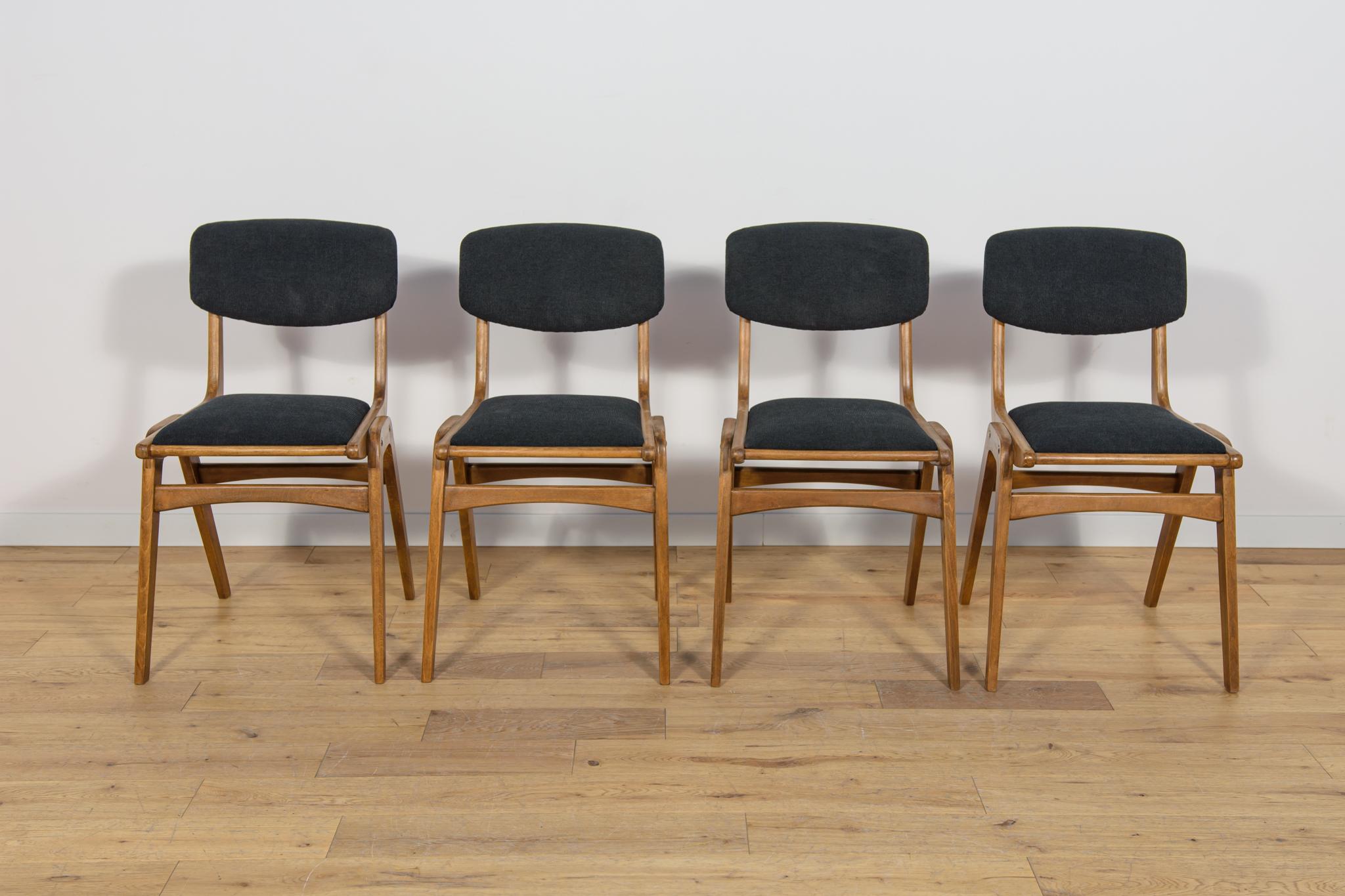 Set di 4 sedie da pranzo polacche modello Boomerang 229XB della fabbrica di mobili Gościcińskie degli anni '60. La struttura delle sedie è realizzata in legno di faggio. Gli elementi in legno sono stati ripuliti dalla vecchia superficie, verniciati