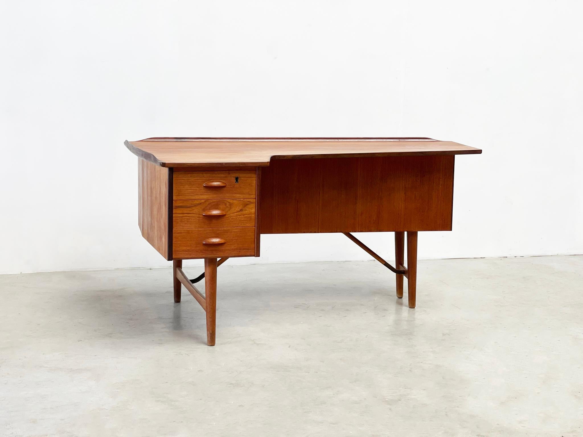Boomerang double sided Desk by Peter Løvig Nielsen
Introducing the 1970's Boomerang Desk by Peter Løvig Nielsen, crafted with precision in Denmark by Hedensted Møbelfabrik. Elevate your workspace with its sleek design and premium craftsmanship.