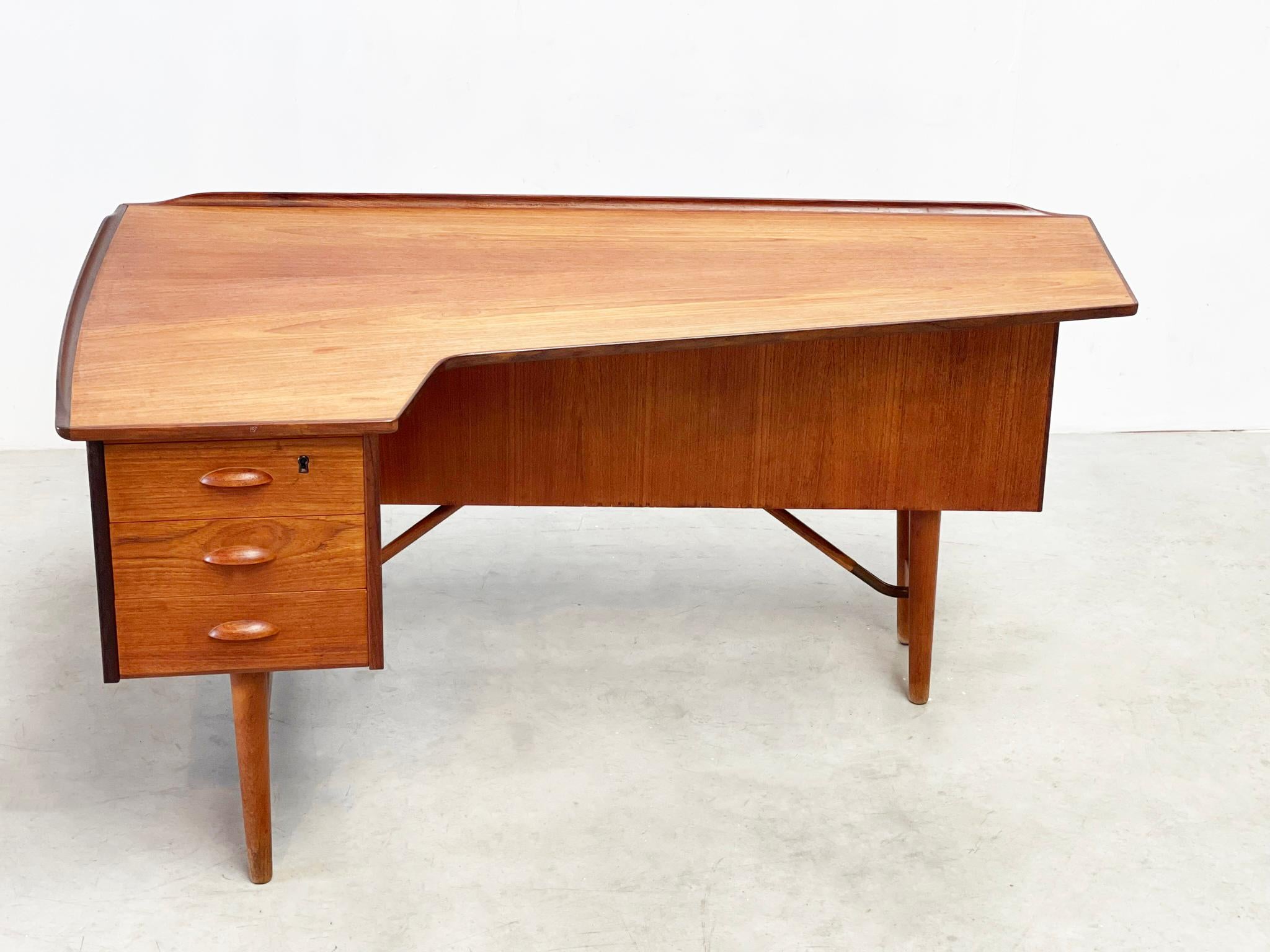 Late 20th Century Boomerang double sided Desk by Peter Løvig Nielsen For Sale