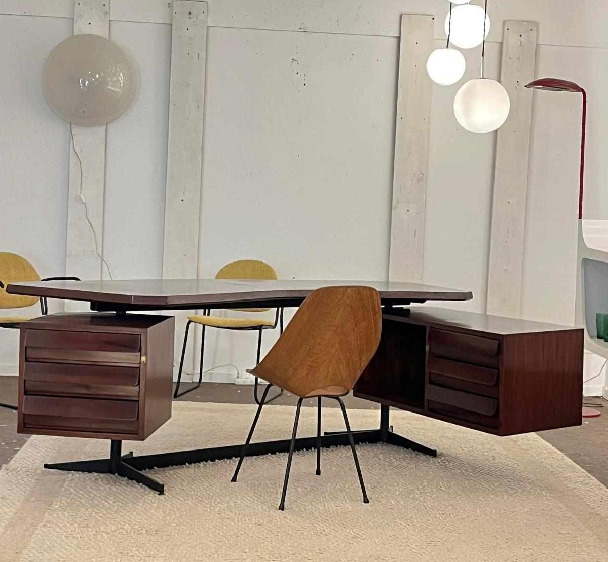 “Boomerang” executive desk Borsani style, Italy, 1960s
Measures : 
TOP : 194x92,5 H:75,5 cm 
With box : w : 264 cm 