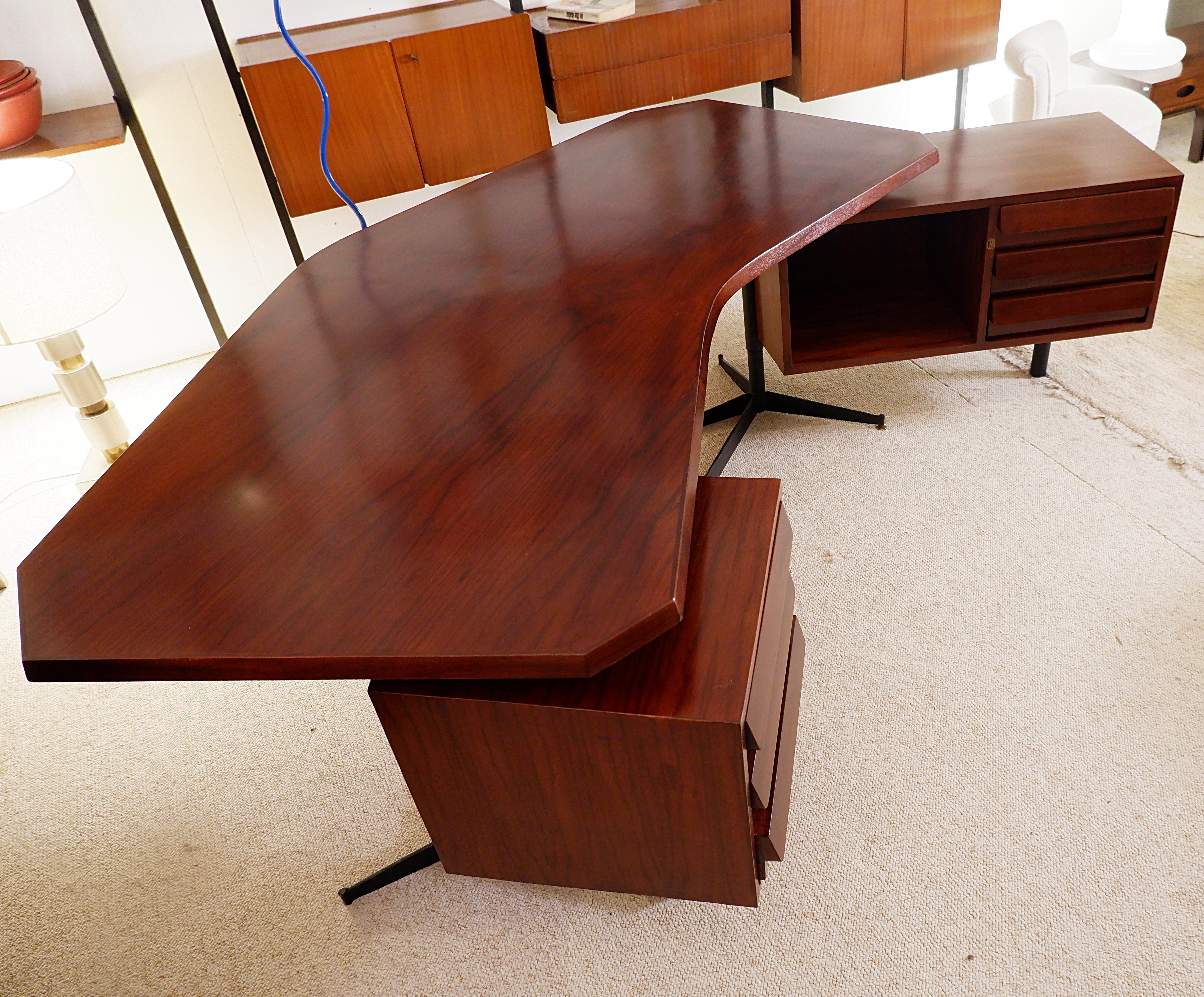 “Boomerang” executive desk Borsani style, Italy, 1960s In Good Condition In Uccle, BE