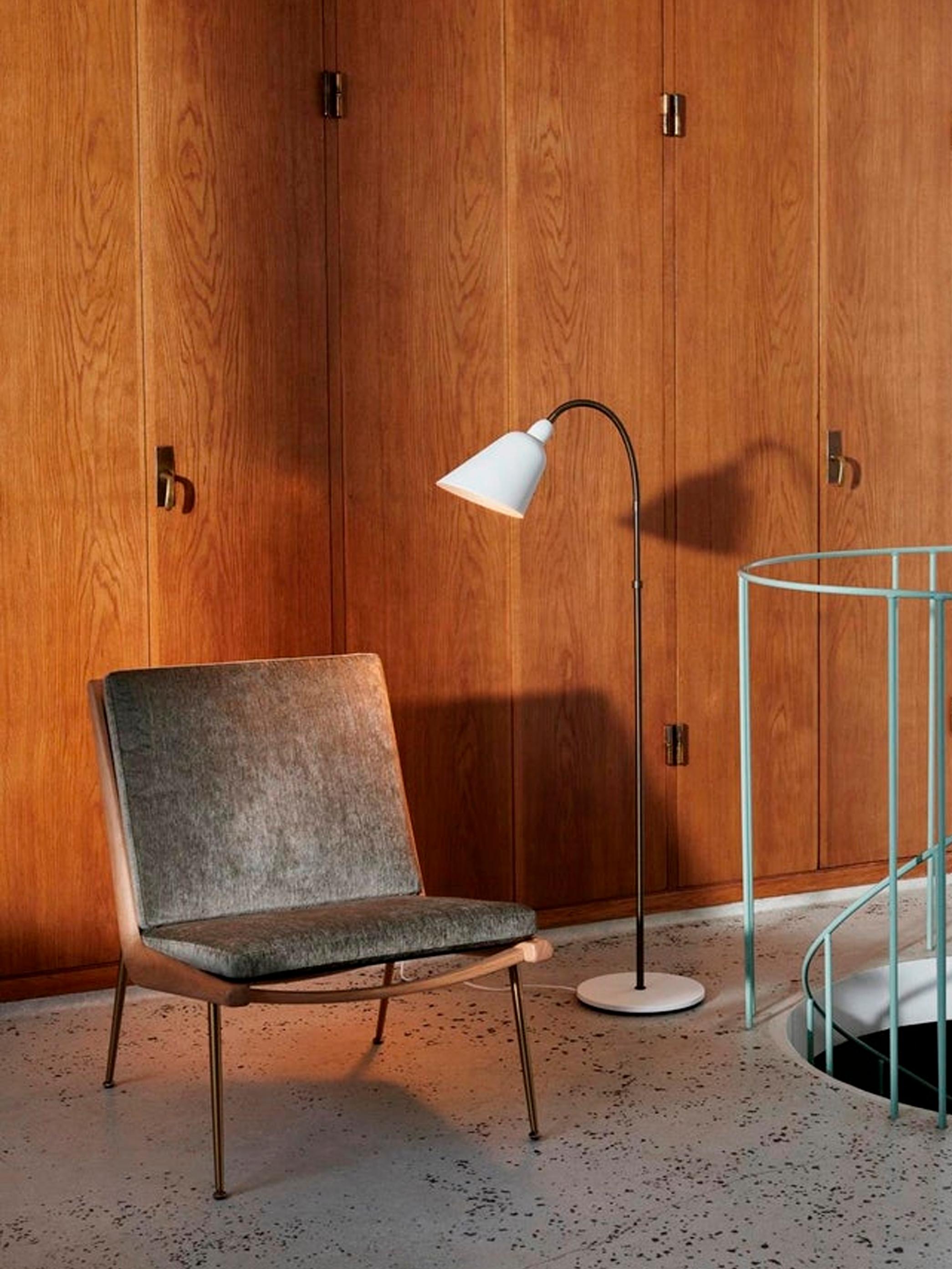 Silla de salón Boomerang HM1, Nogal aceitado/Latón/Duke004  para &Tradición Siglo XXI y contemporáneo en venta