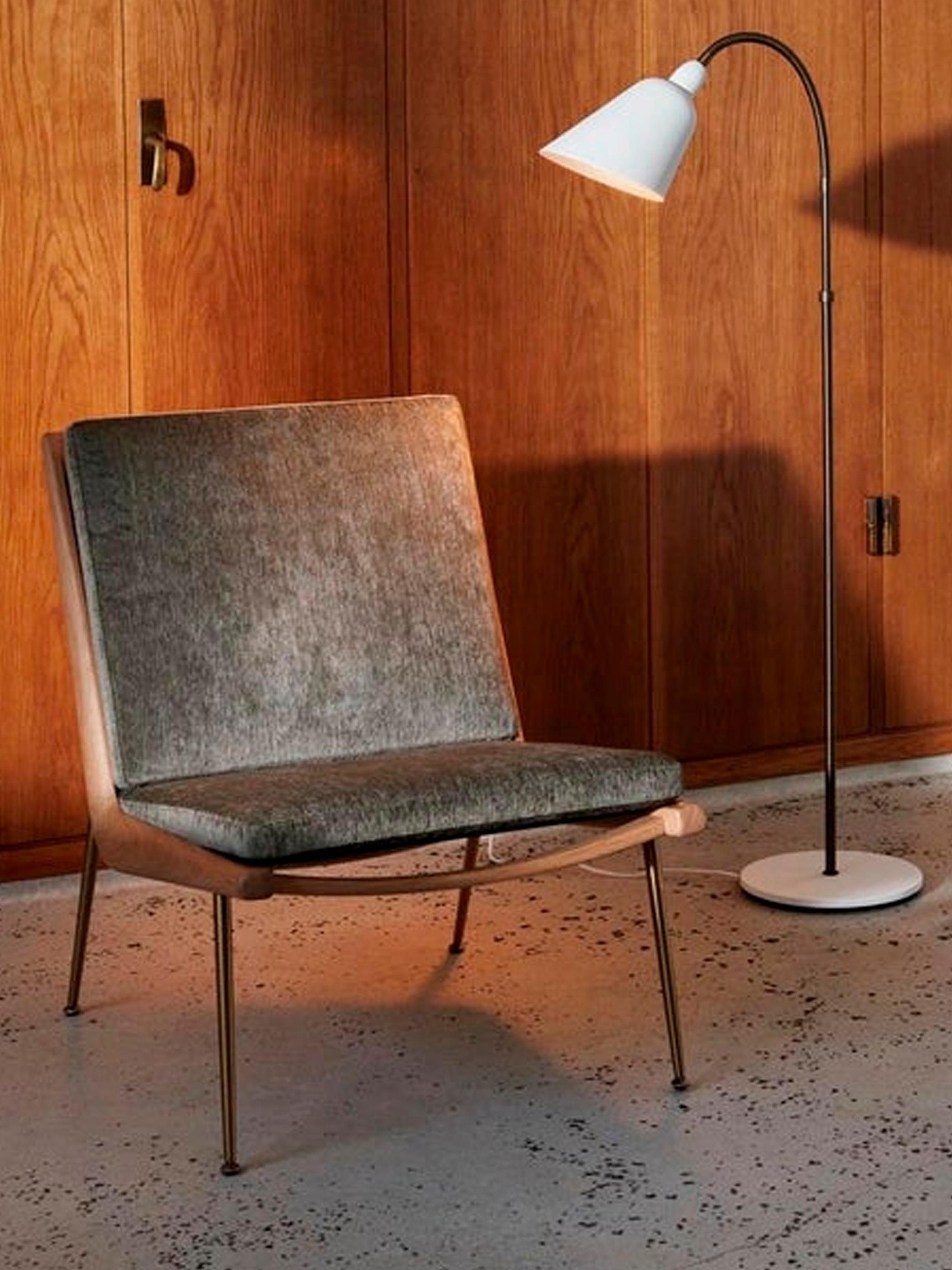 Silla de salón Boomerang HM1, Nogal aceitado/Latón/Duke004  para &Tradición Tela en venta