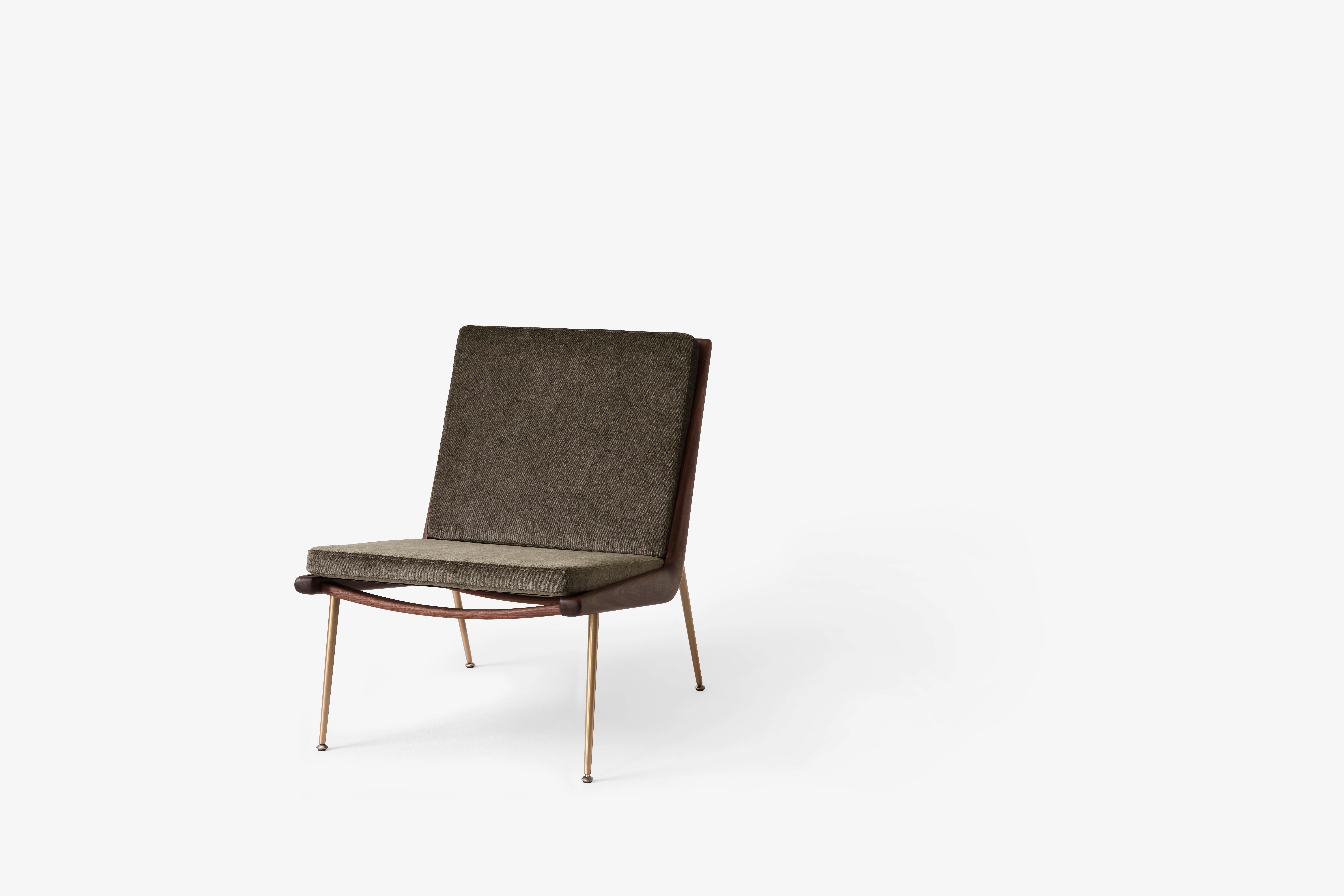 Silla de salón Boomerang HM1, Nogal aceitado/Latón/Duke004  para &Tradición