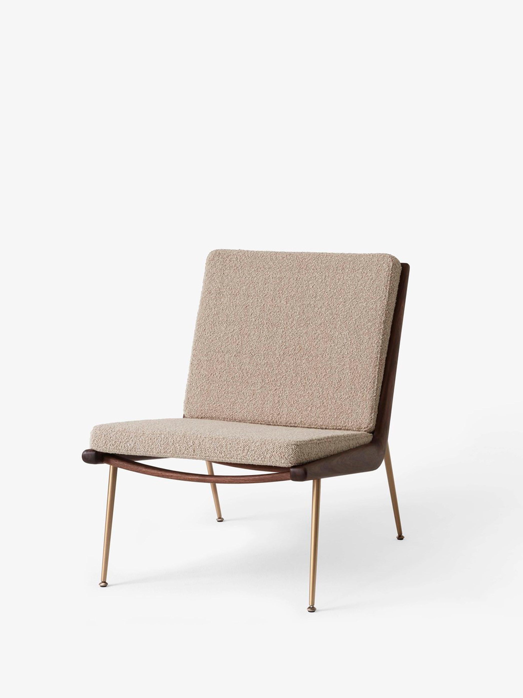 Boomerang HM1 Loungesessel, geöltes Nussbaumholz / Messing / Karakorum 003 für &Tradition (Skandinavische Moderne) im Angebot