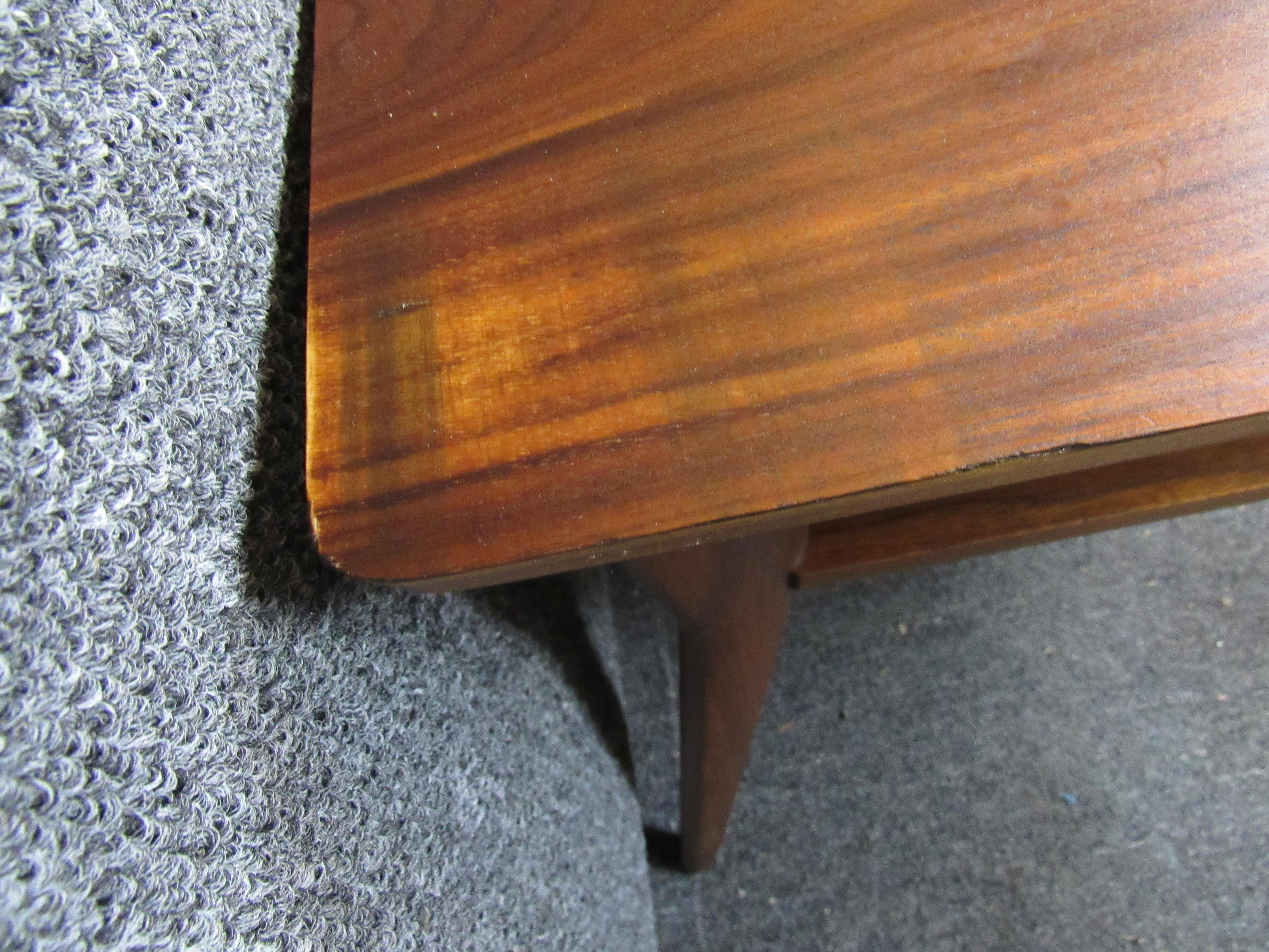 Sculpté Table basse à pieds Boomerang de Mersman Furniture en vente