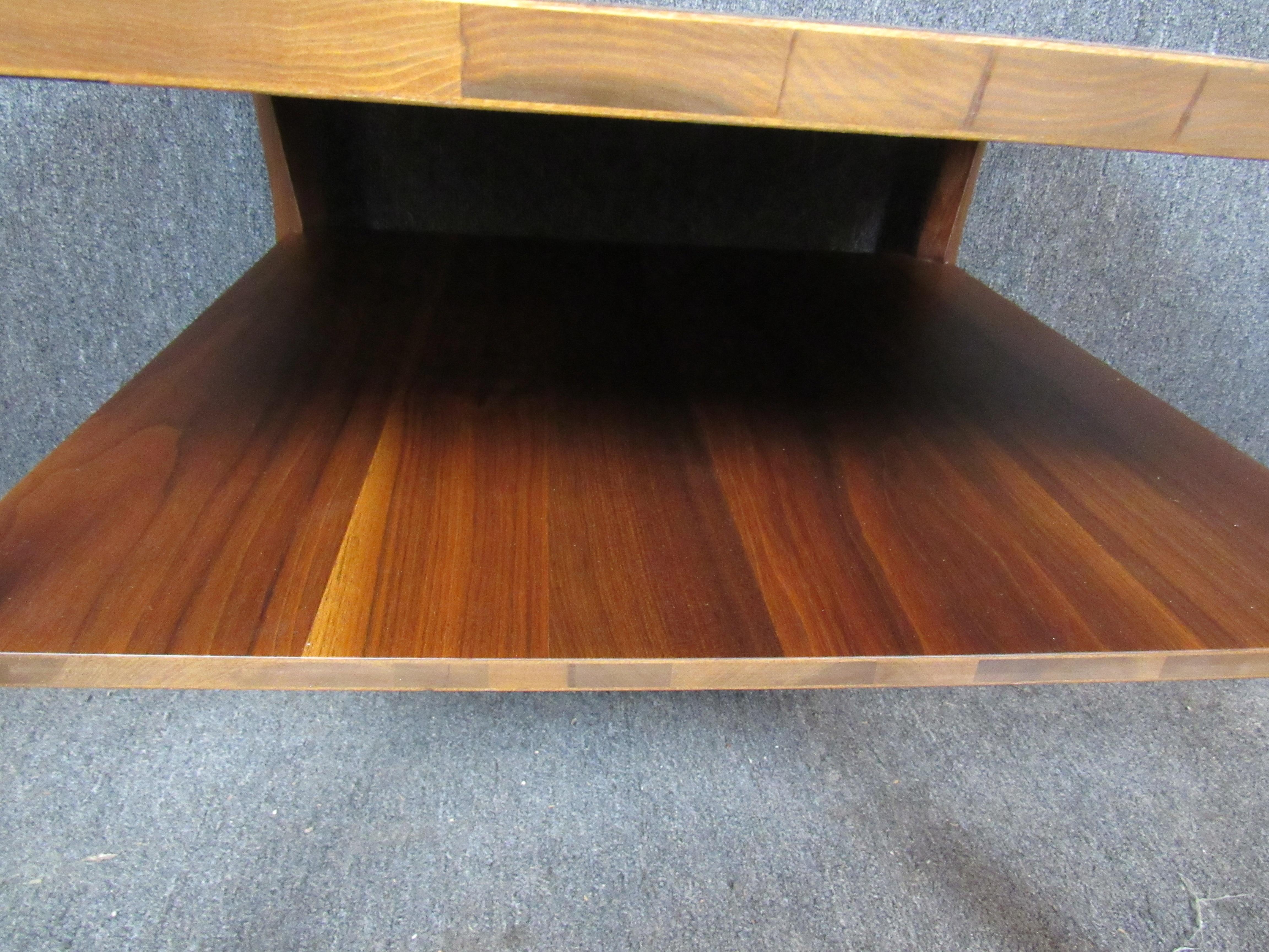 20ième siècle Table basse à pieds Boomerang de Mersman Furniture en vente