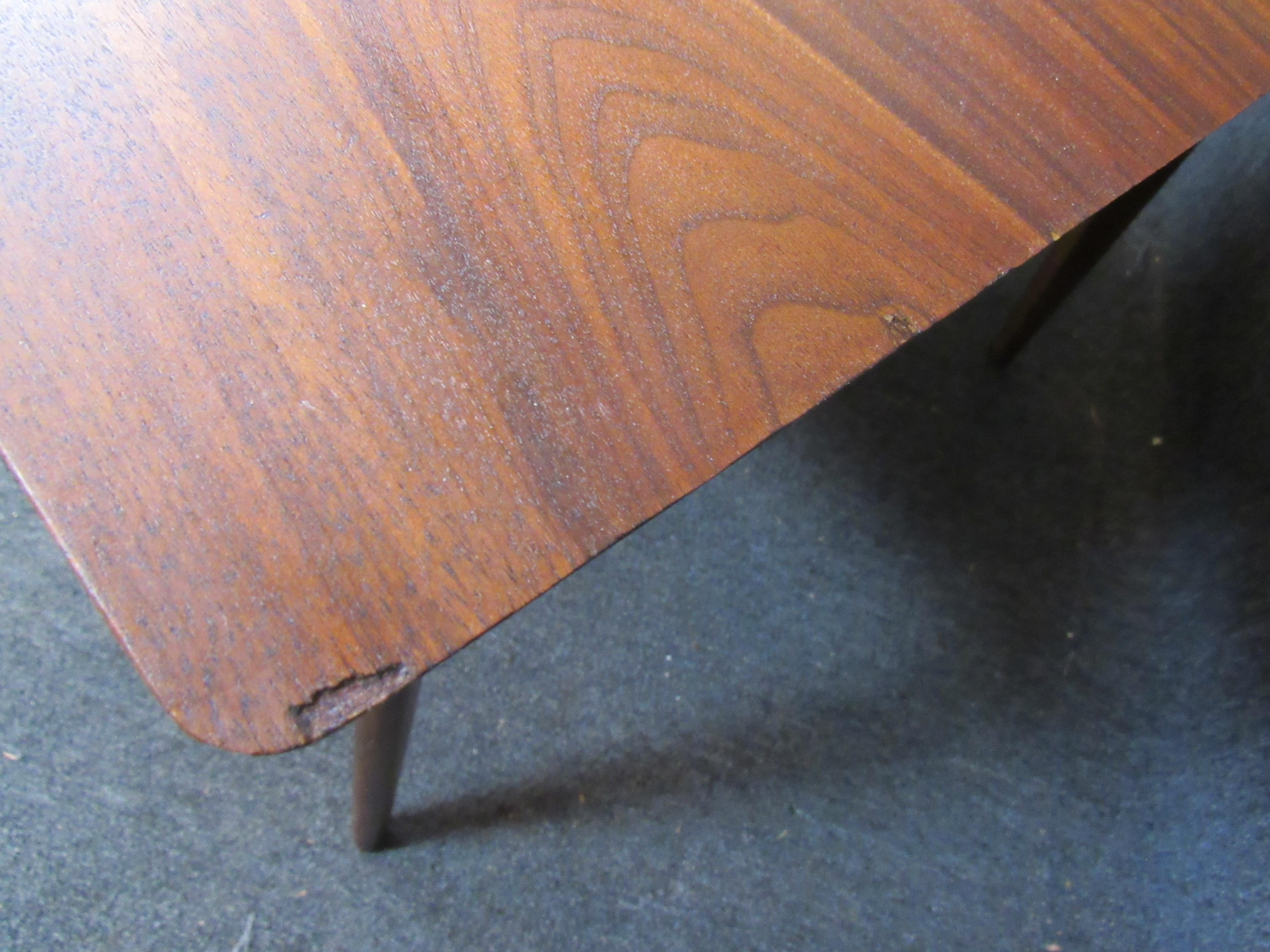 Bois Table basse à pieds Boomerang de Mersman Furniture en vente