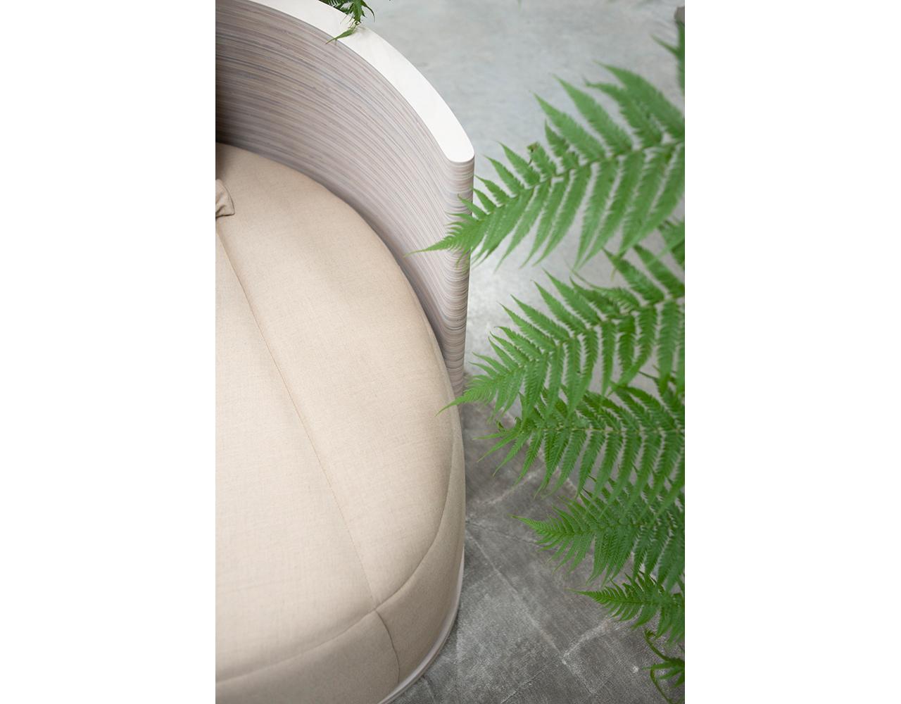 Presentamos el Loveseat Boomerang, una sorprendente mezcla de diseño moderno y comodidad. Este mueble único se inspira en la forma icónica y la fluidez de un bumerán, aportando una sensación de movimiento dinámico y elegancia a cualquier espacio