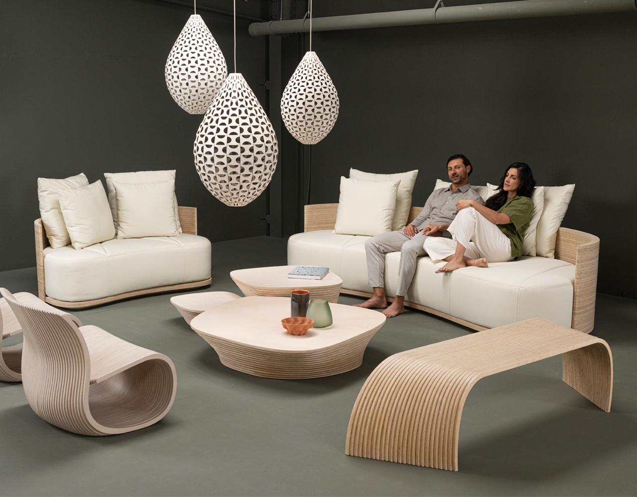 Loveseat Boomerang de Piegatto, un sofá escultural Dorado en venta