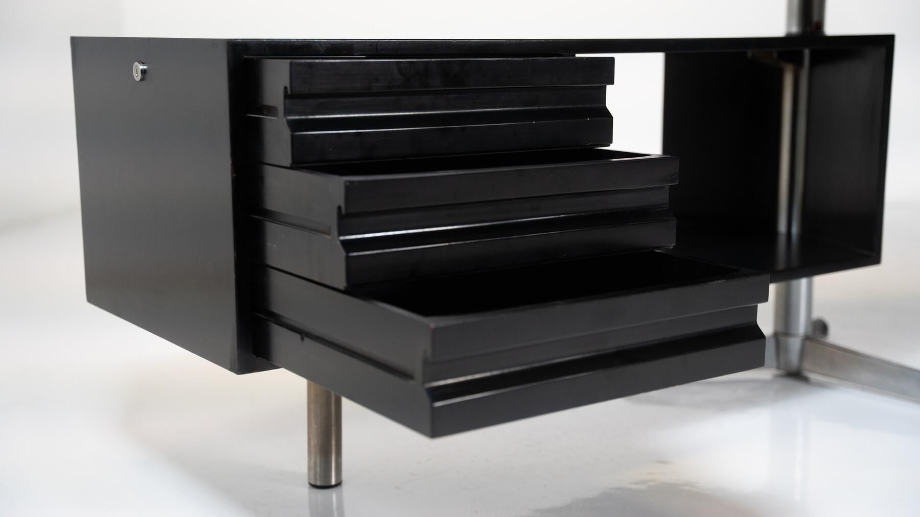 Italian “Boomerang” model T96 executive desk by Osvaldo Borsani for Tecno, Italy, 1955