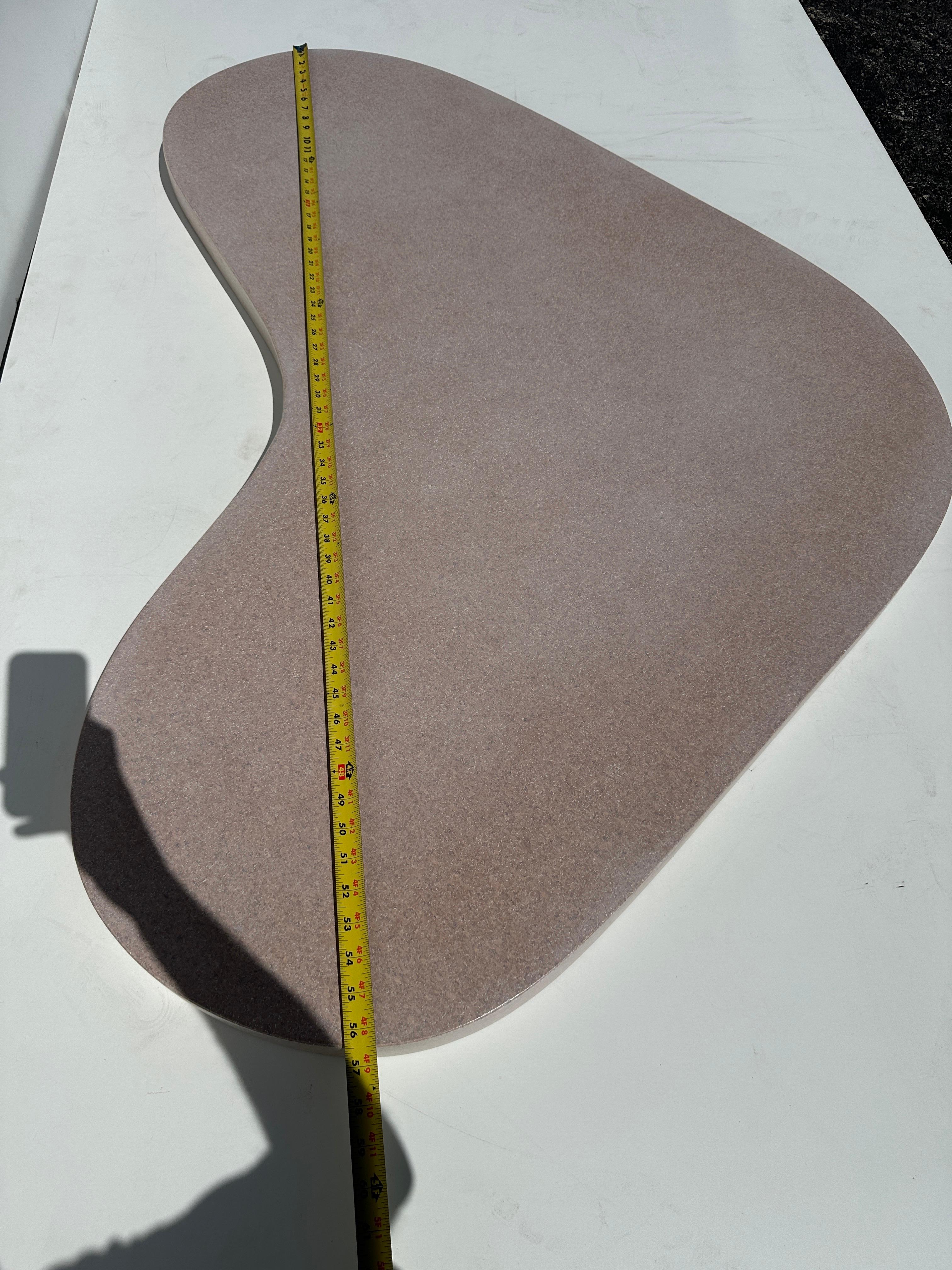Table basse en liège en forme de boomerang en vente 10