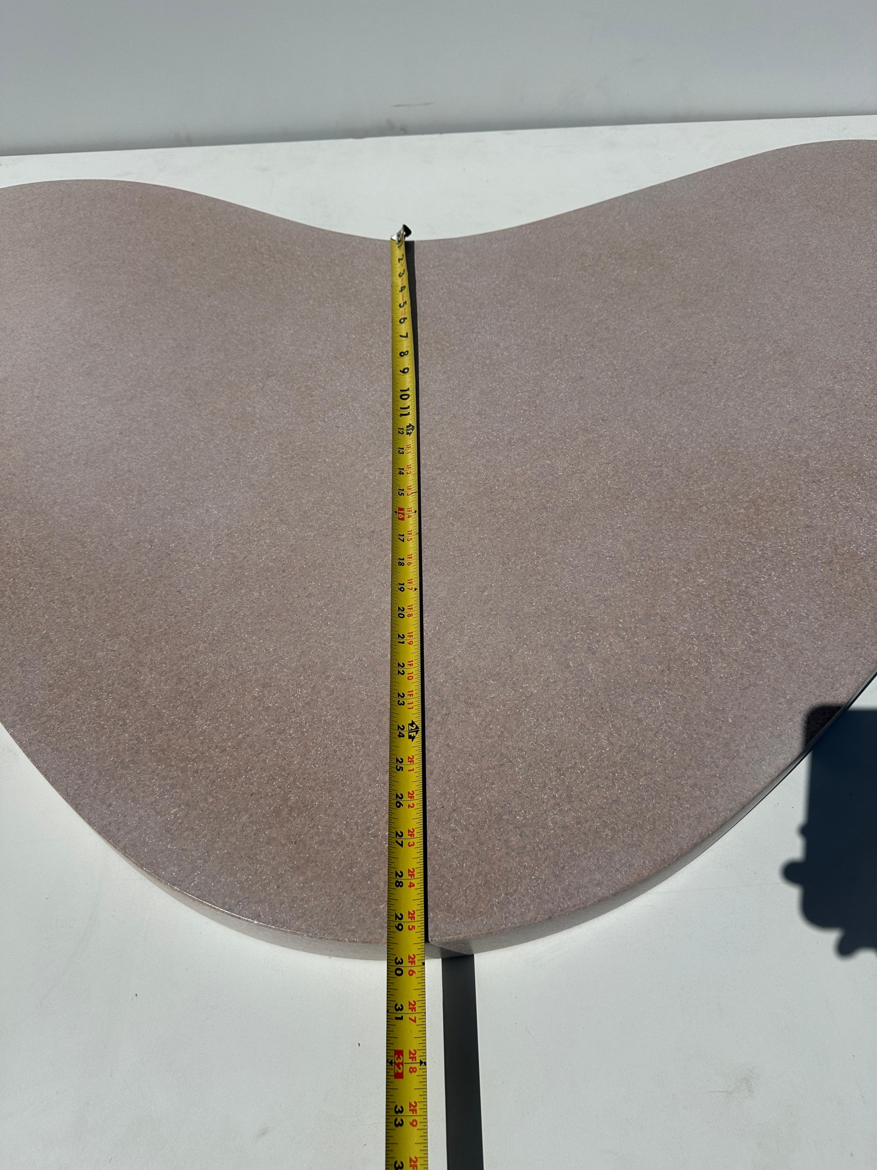 Table basse en liège en forme de boomerang en vente 11