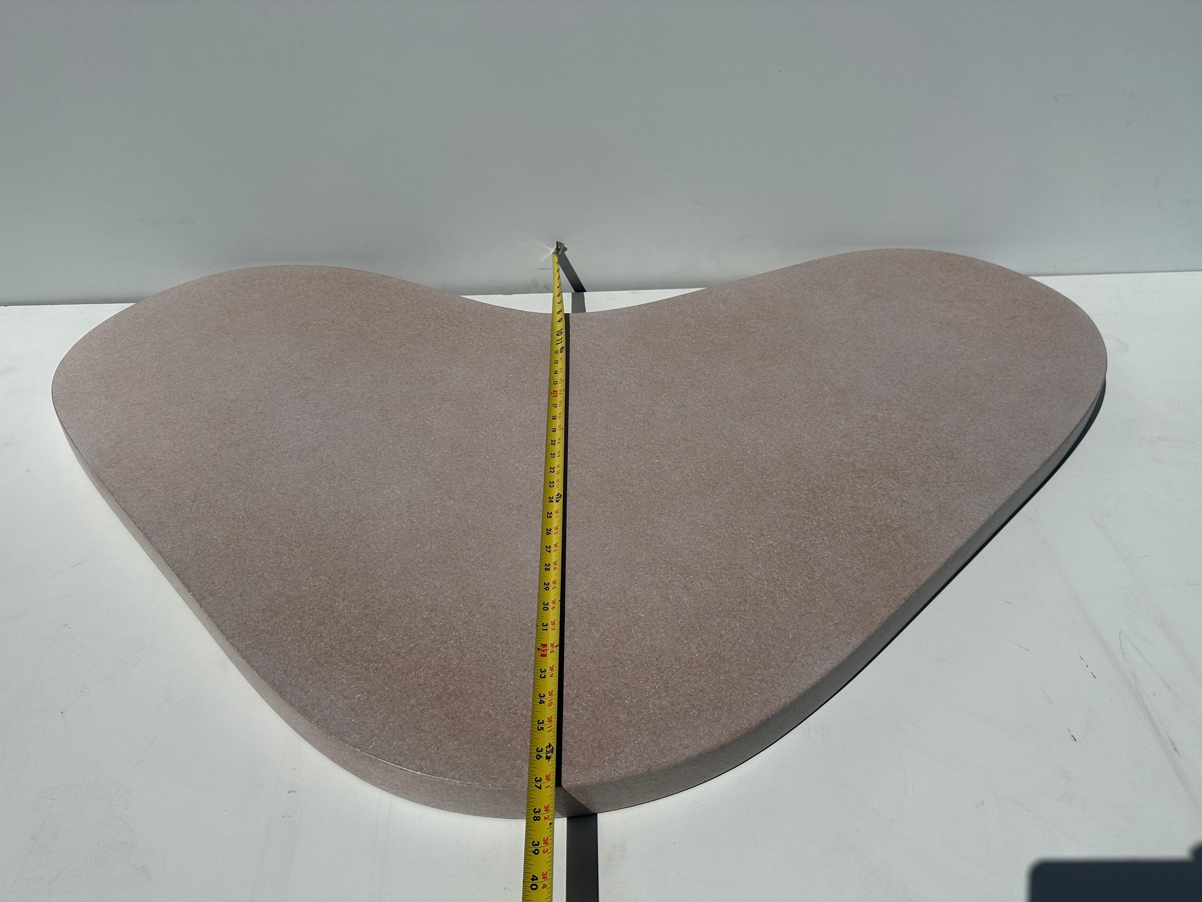 Table basse en liège en forme de boomerang en vente 12