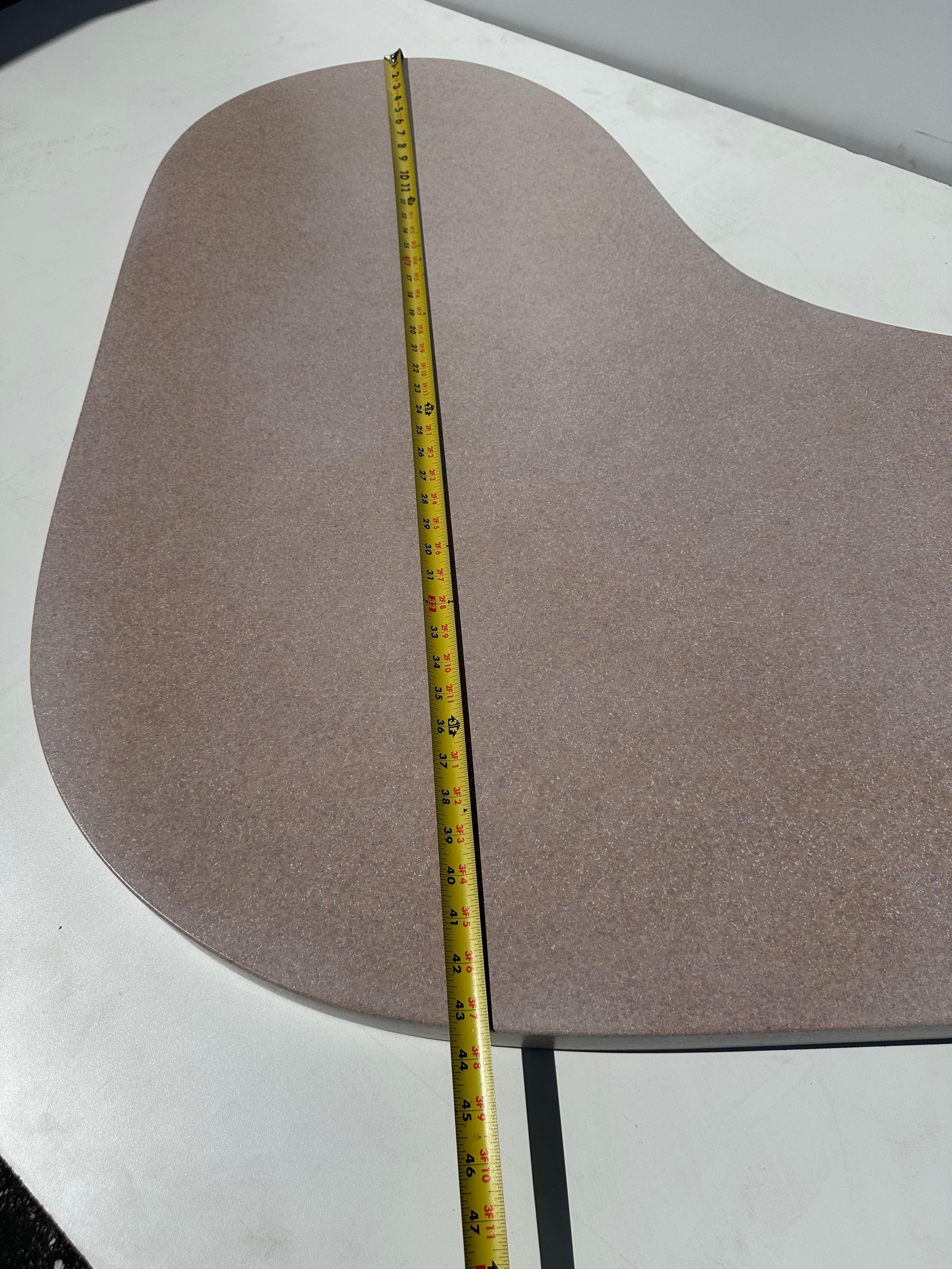 Table basse en liège en forme de boomerang en vente 13