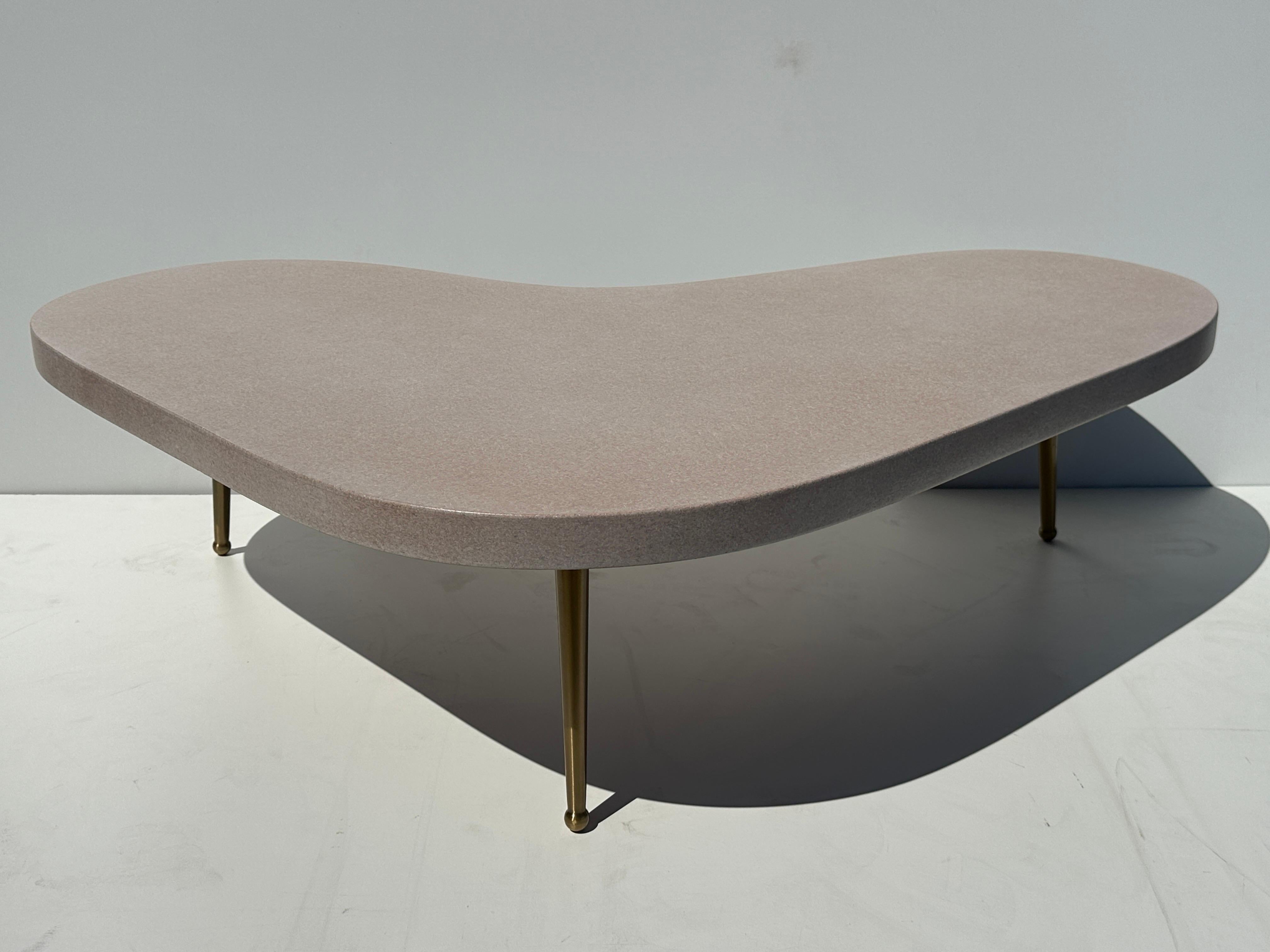 Table basse en liège en forme de boomerang avec pieds en laiton, de style moderne du milieu du siècle, réalisée dans le style de Paul Frankl ou Robsjohn Gibbings.