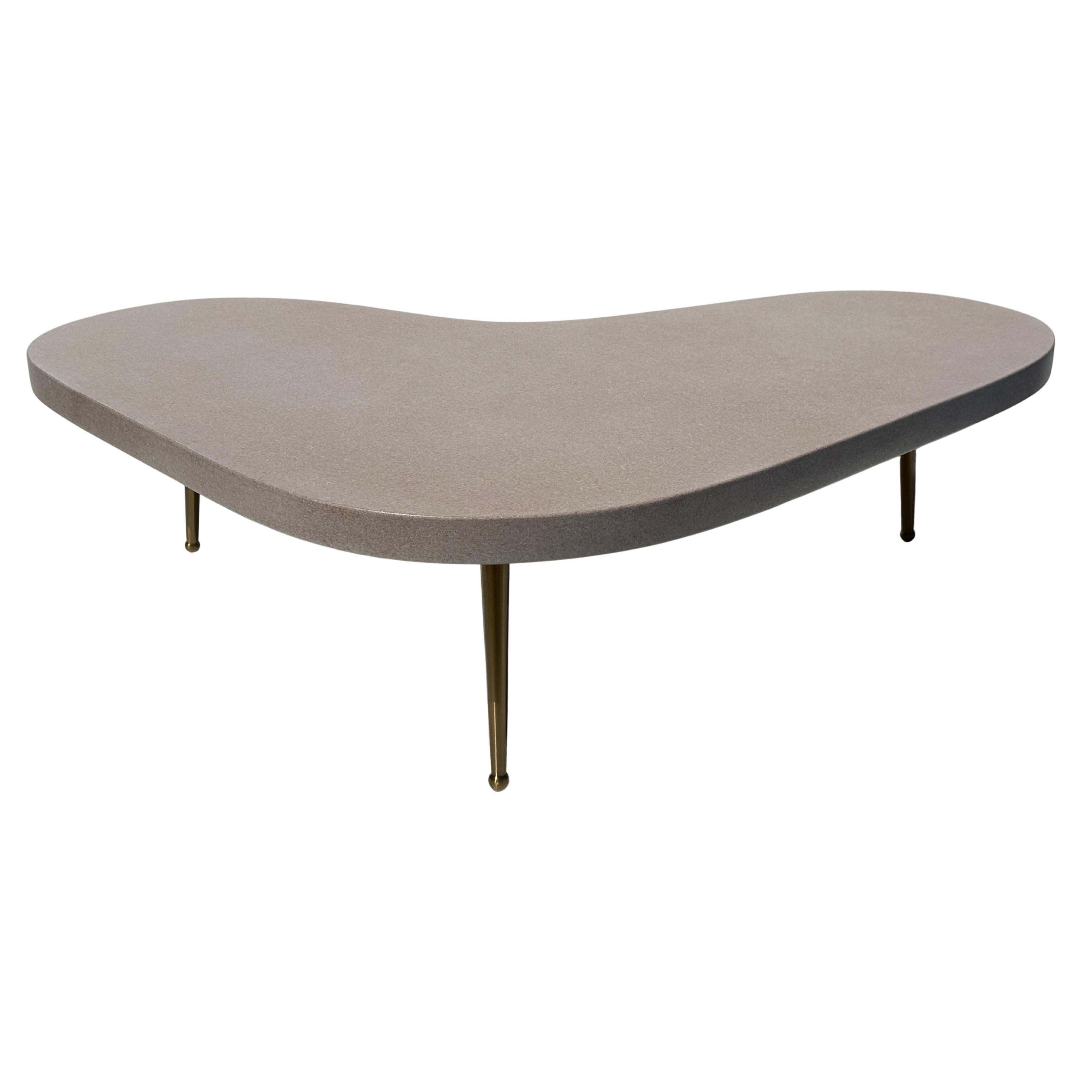 Couchtisch aus Kork in Bumerangform
